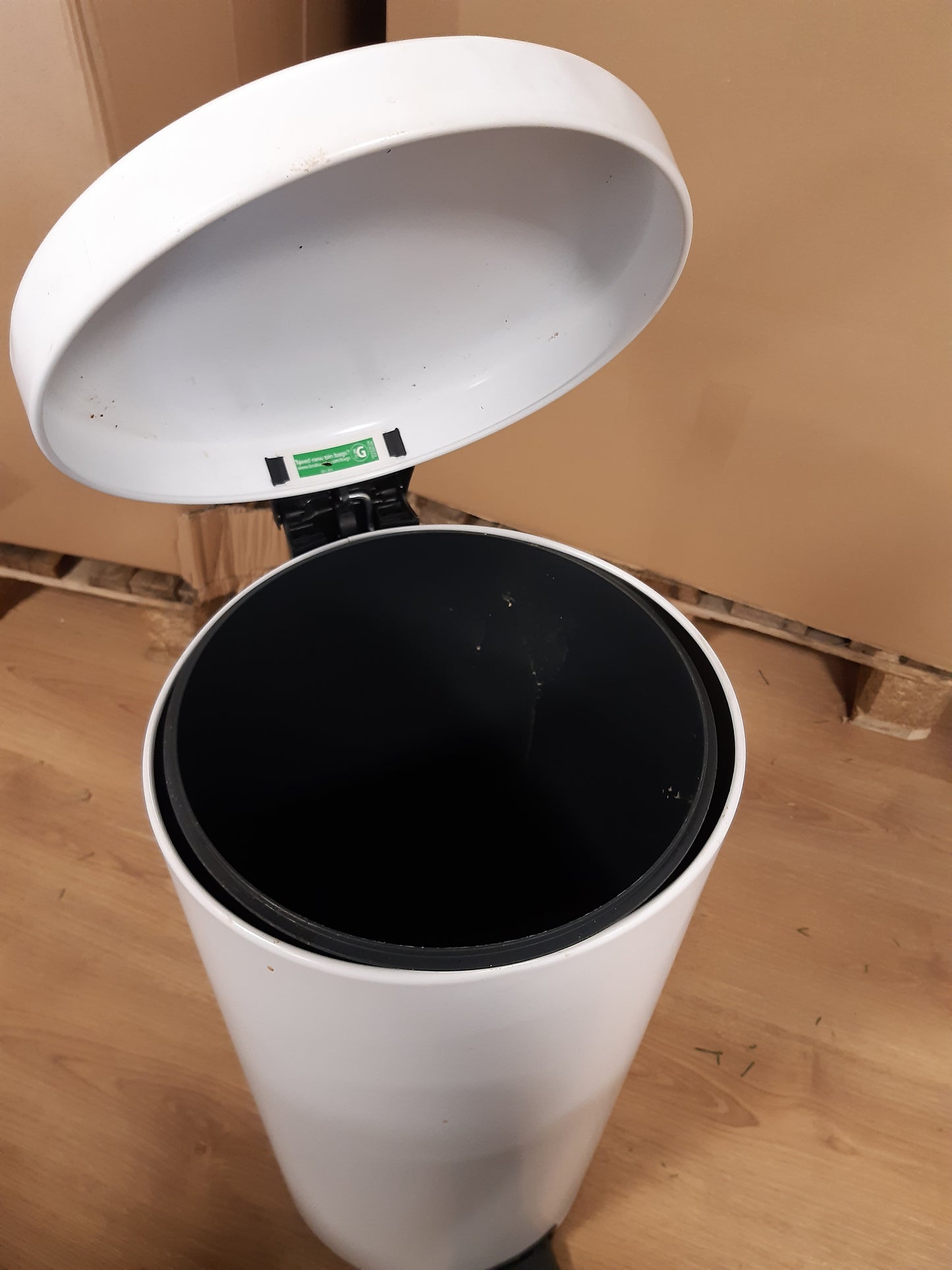 204091 - BRABANTIA Kosh Plehrash i Ri ICON me Pedale, Materiali Çelik Inox, Ngjyra e Bardhë, Përmasat 30 x 34 x 67.5cm, Kapaciteti 30L