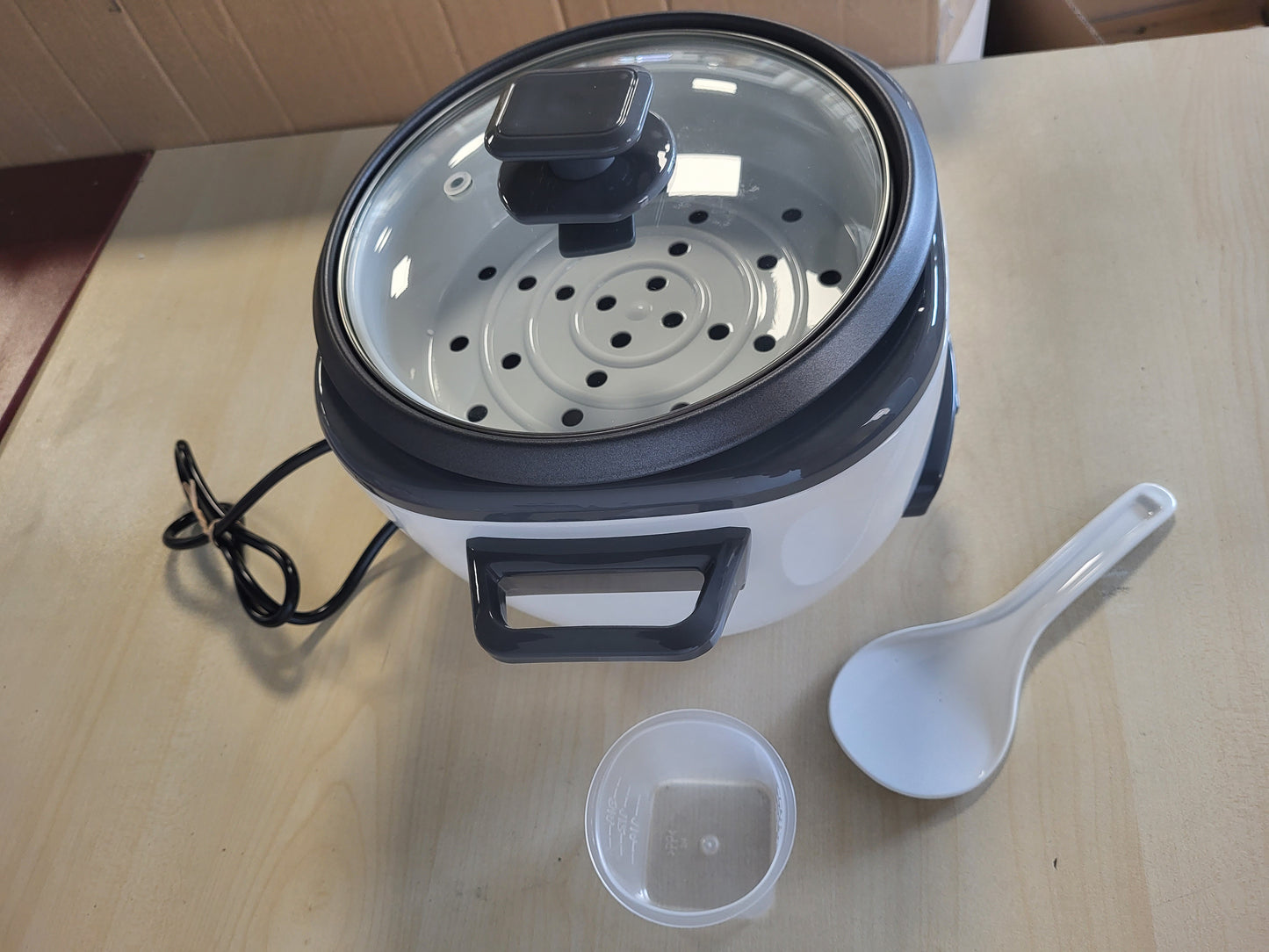 221500 - RUSSELL HOBBS Tenxhere e Madhe për Oriz - deri në 14 racione, shportë avullimi, filxhan matës, lugë, 500 W, e bardhë