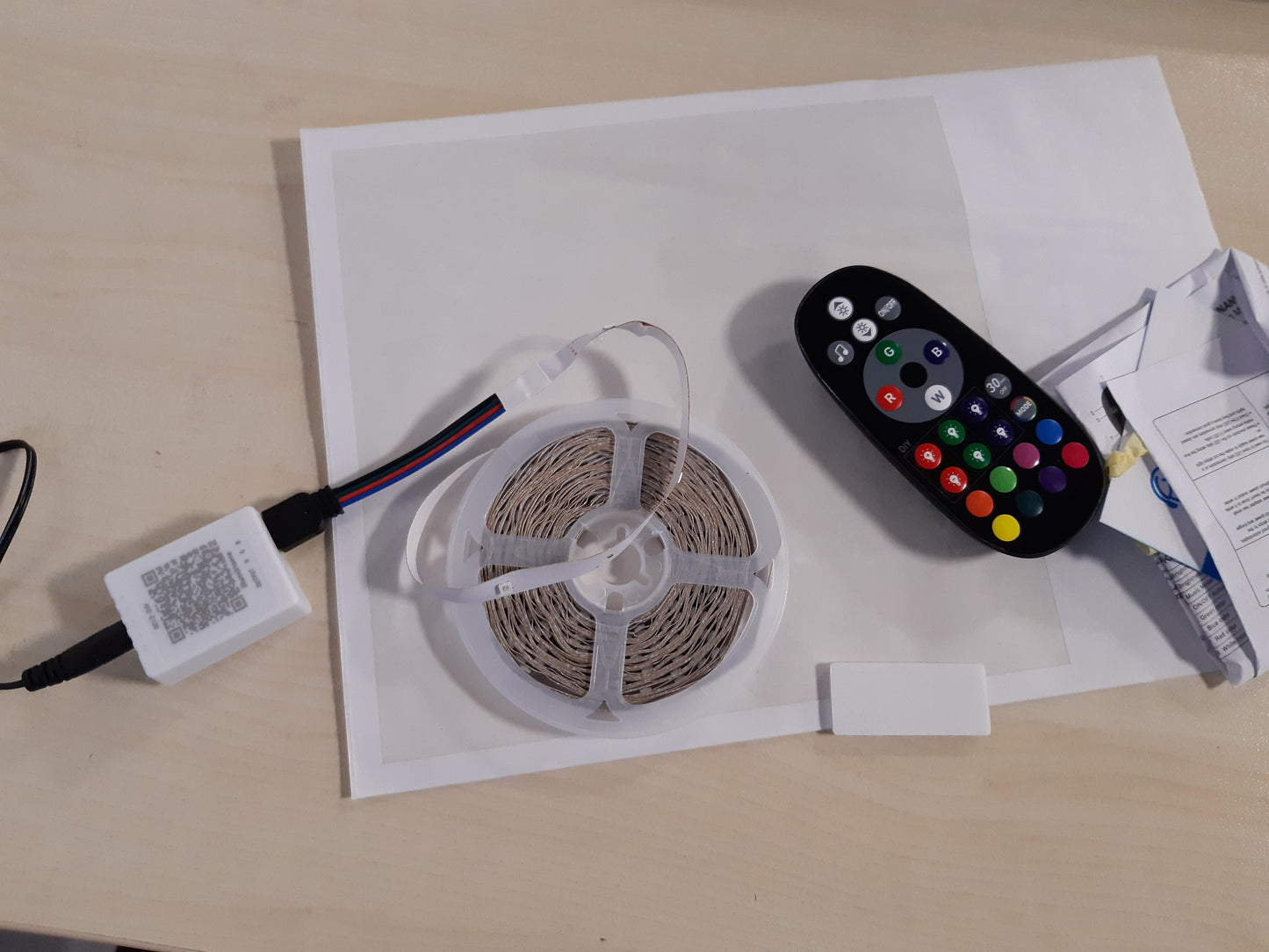 134533 - ACICILI - Shirit LED RGB Bluetooth 10m, me Kontroll Nga Aplikacioni, Sinkronizim me Muzikë, Vetëngjitës, Fleksibël për Dekorim Kuzhine, Festa e Krishtlindjes