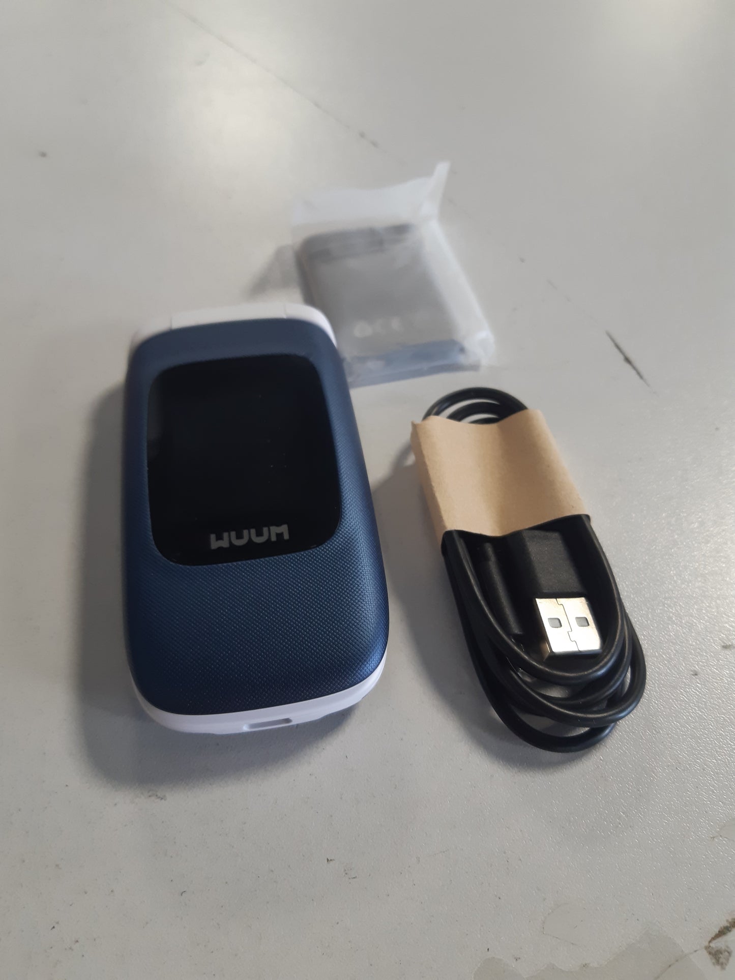 268375 - WUUM – Clap Telefon me dy ekrane të palosshme, Taste dhe numra të mëdhenj, 2 numra të shpejtë, buton SOS, Bluetooth, Bateri 800mAh, USB-C, Blu