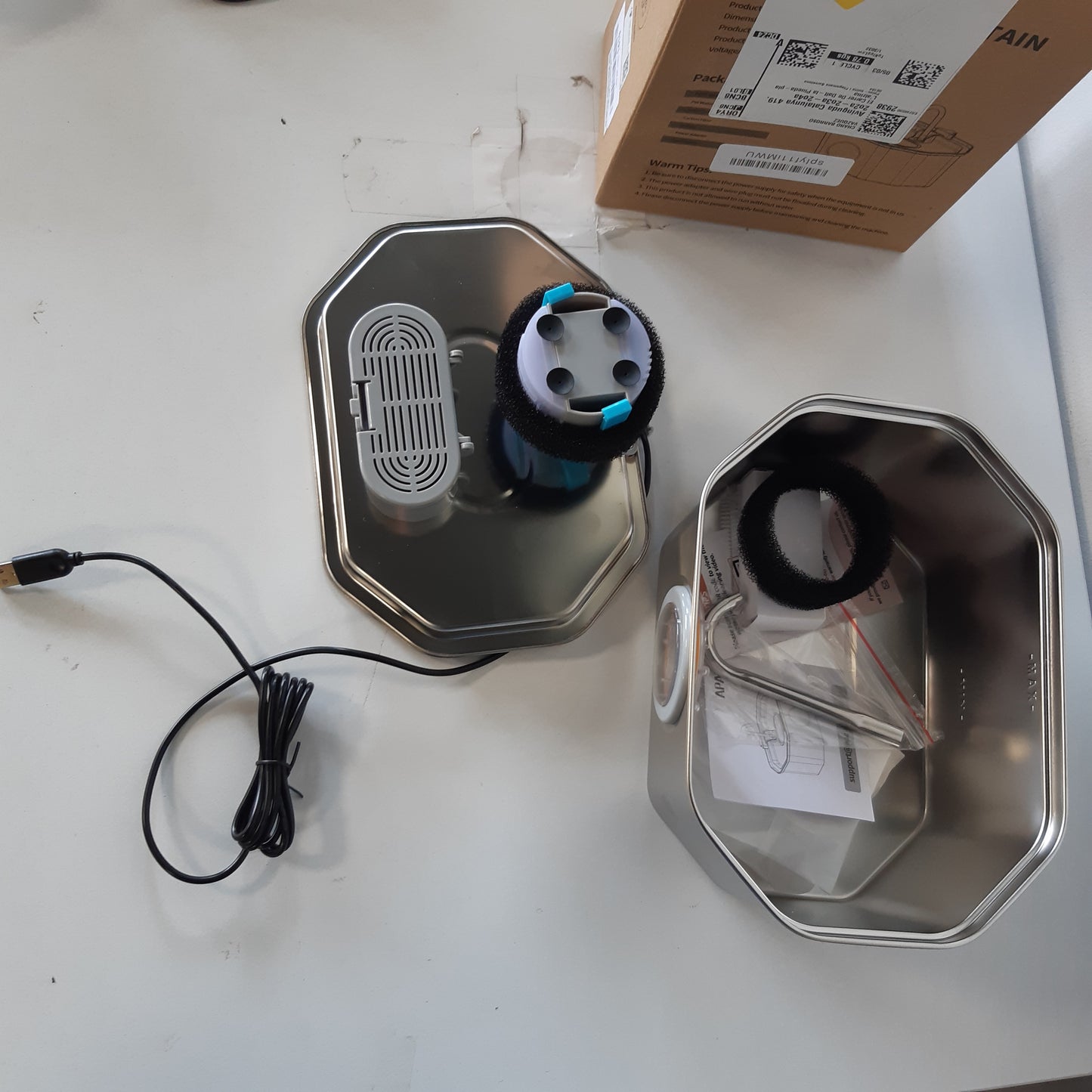 256396 - APAUK Shatërvan për mace 3.2L prej çeliku inox, Shatërvan uji i heshtur me dritare LED, Sistem filtri shumështresor pa BPA (me 2 filtra dhe 2 sfungjerë)