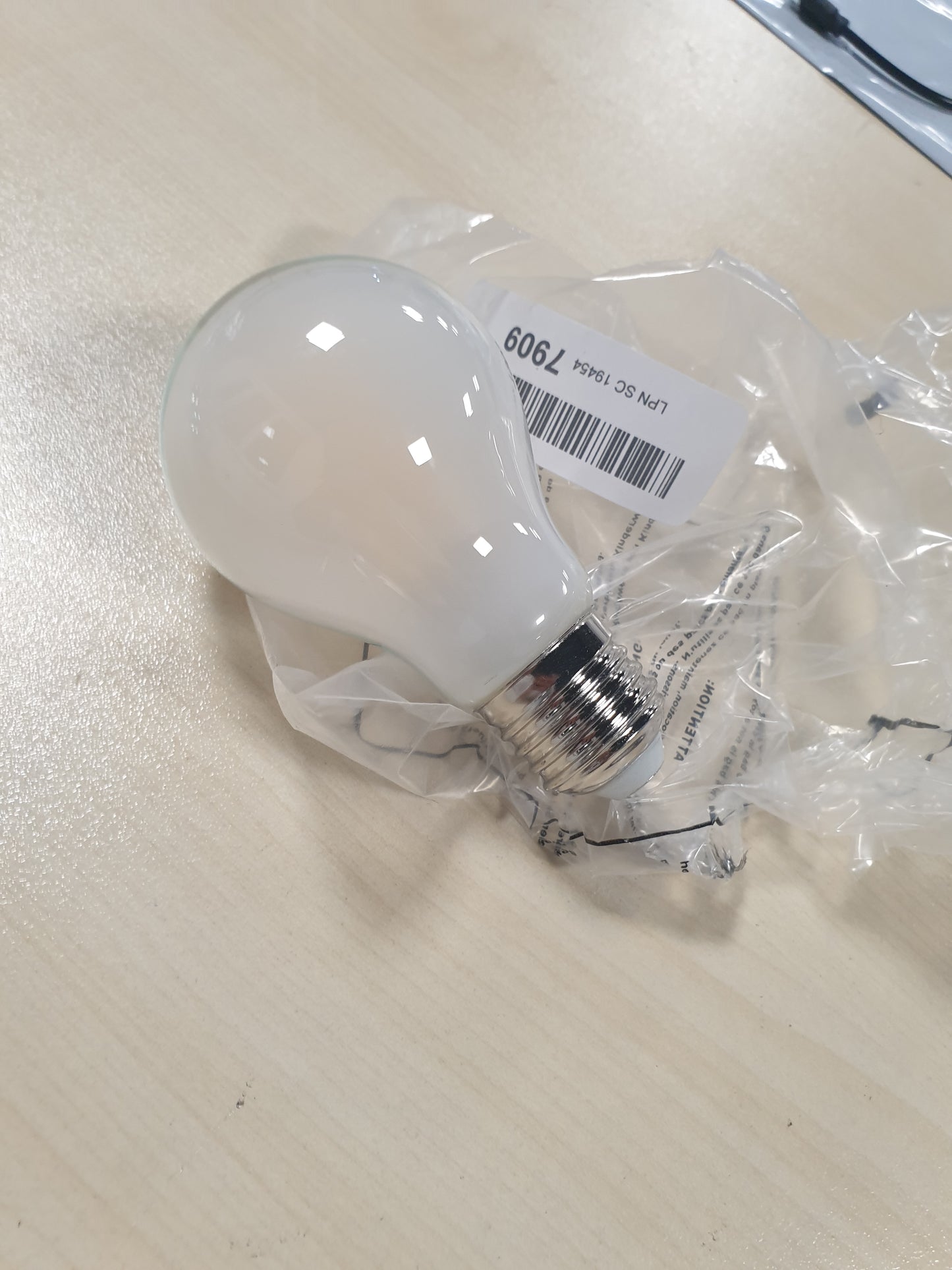 229843 - LLAMBË LED OSRAM, 2.2 W, 470 lm, klasa A, dritë e bardhë e ngrohtë (2700 K), CRI 80, xham i akrilikuar pa plumb, bazë E27, IP20, diametër 60 mm, e errësueshme