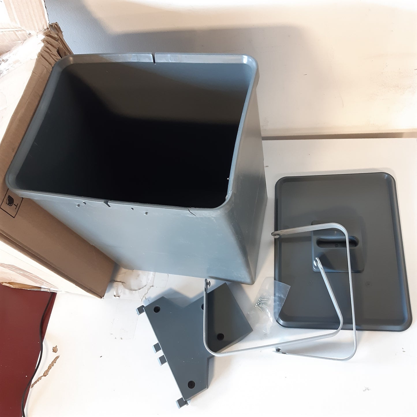 222699 - KOSH MBETURINASH ELLETIPI EASY 2.0 PBD SP SG34 I BËRË NGA PLASTIKË E RICIKLUAR, I PËRSHTATSHËM PËR ÇDO DHOMË, KAPACITET 18 LITRA, I KOMPLETUAR ME KAPAK. MONTIM I LEHTË NË ÇDO SIPËRFACË ME 4 VIDA VETË-SHPUESE.
