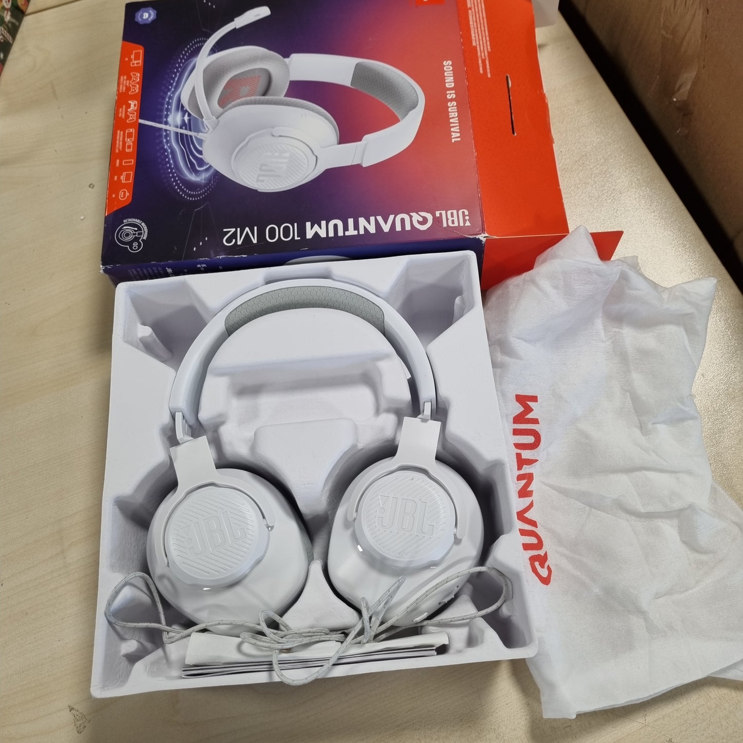 268341 - JBL Kufje për Lojëra Quantum 100M2, prizë 3.5 mm, mikrofon të shkëputshëm, të bardha