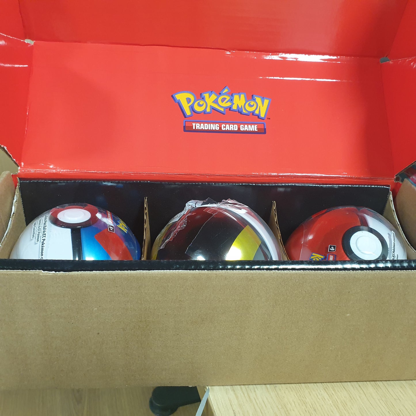 141522 - Pokémon – loja me karta koleksionuese: set Tin-Box Pokéball – Bait Ball, Superball & Hyperball (9 paketa booster Pokémon TCG dhe 7 fletë ngjitësesh).