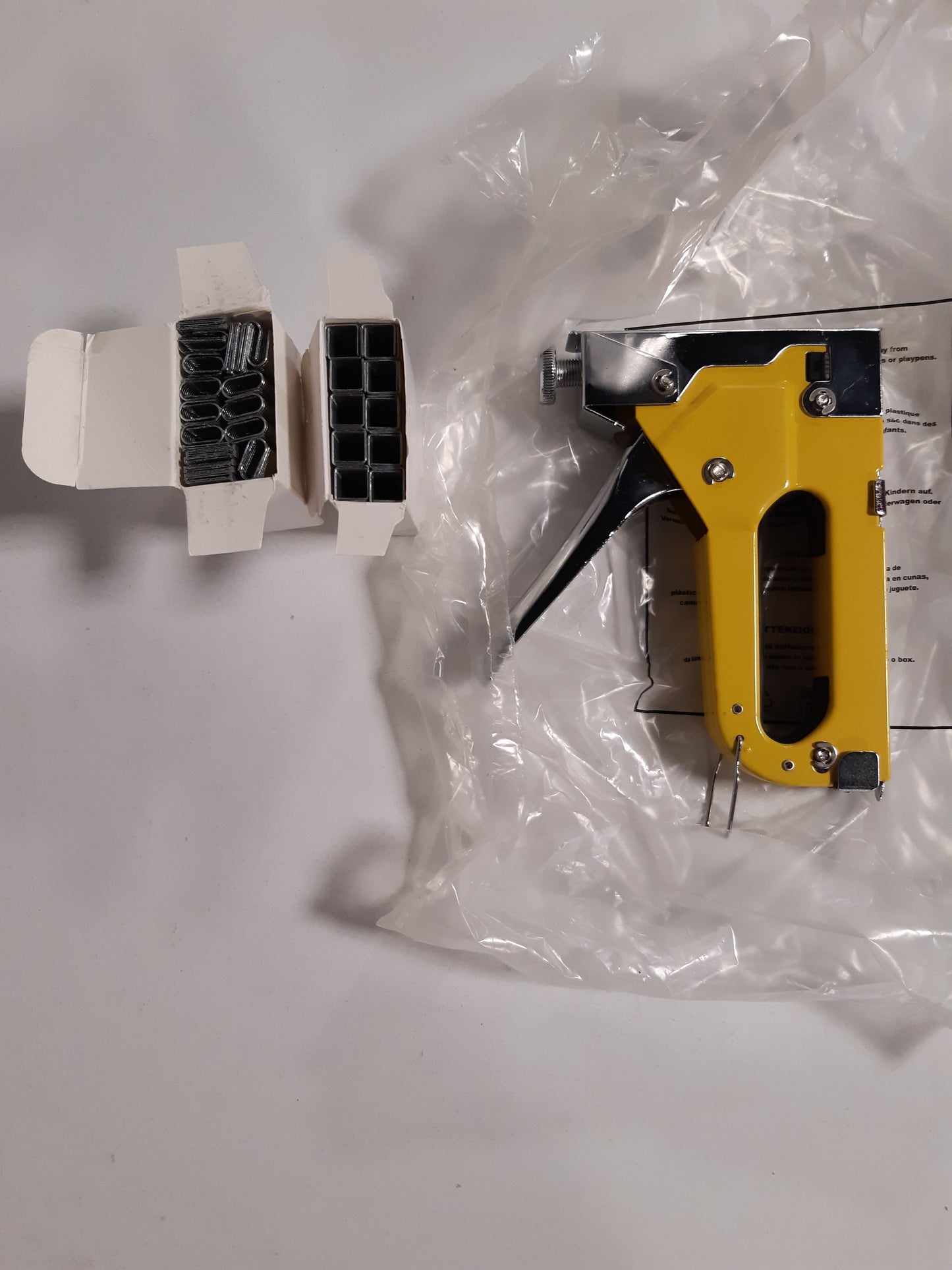 163888 - NUNU Pistoletë Kapëse 3-në-1 për Drun, Tapicerinë, Qilimat dhe Kabllot, me Fuqi të Rregullueshme dhe Dizajn Ergonomik, Përfshin 3,000 Kapëse dhe Thumba