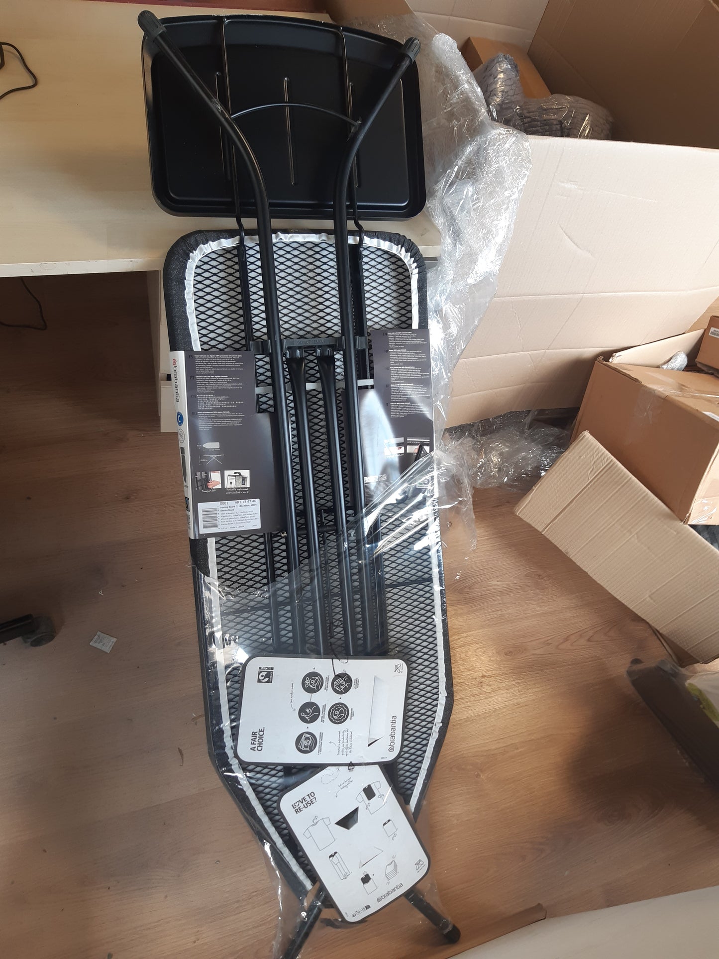 255051 - BRABANTIA Dërrasë Hekurosjeje XL, 124 x 45 cm, me sipërfaqe ekstra të qëndrueshme, me mbyllje transporti, e palosshme, denim e zezë