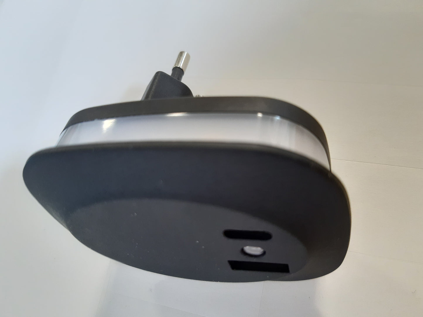 253185 - LEDVANCE LUNETTA EDGE - Dritë nate me prizë, e zezë, 0.35W, 10lm, sensor dritës së ditës, lidhje USB-A dhe USB-C, IP20, 3000K