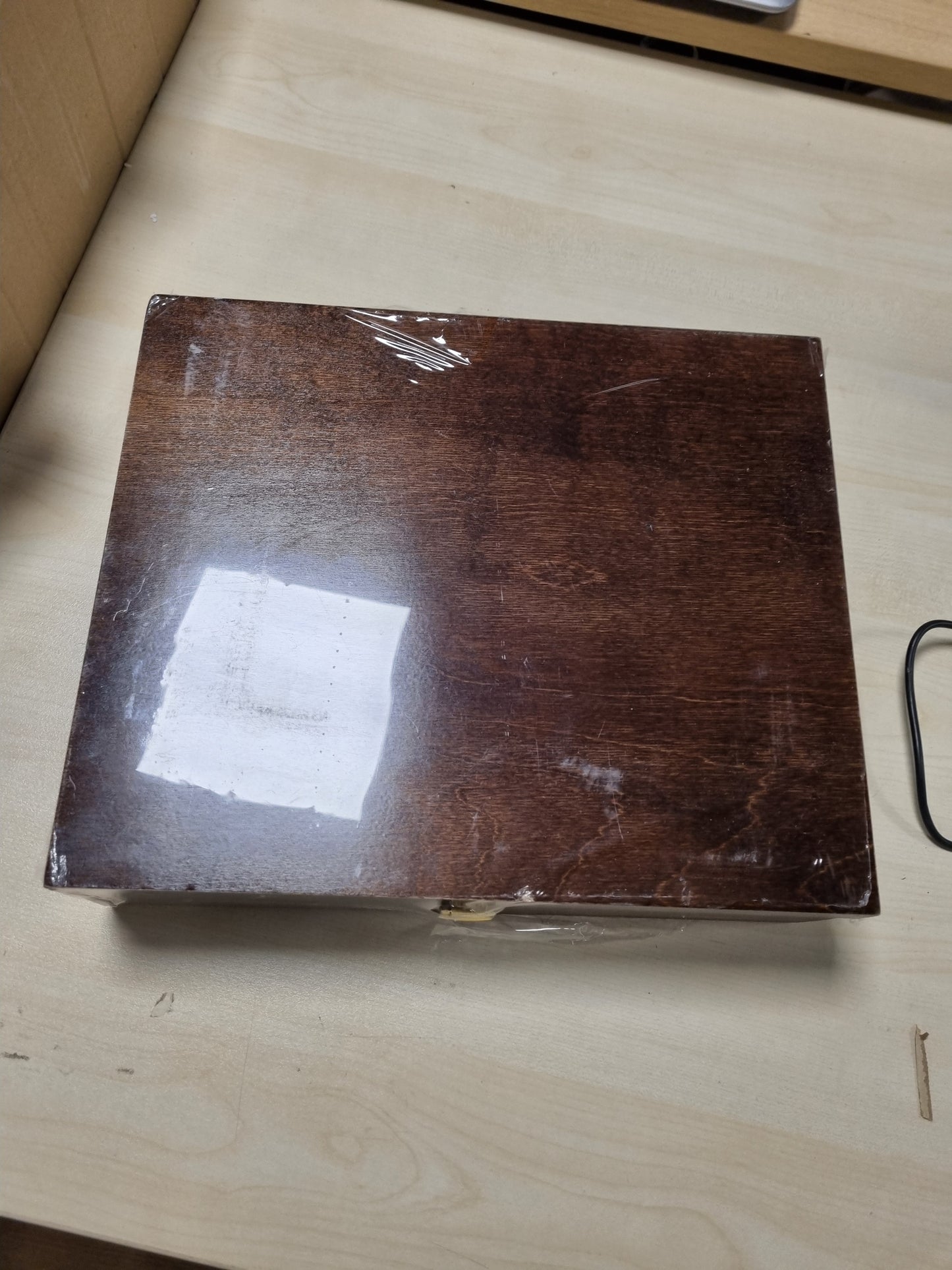 214771 - CREATIVE DECO Kuti vere prej druri të lyer me ngjyrë kafe, 3 shishe, 35x30x10cm, Kapak dhe menteshë, Ndarëse të lëvizshme