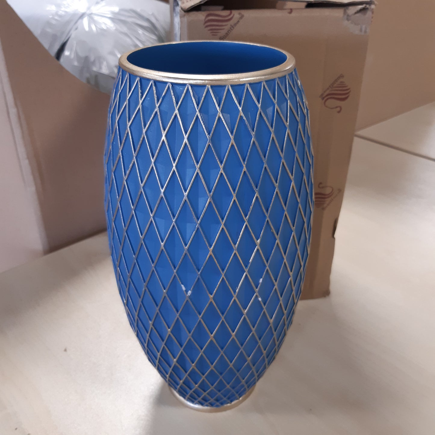 250790 - Suanti Vazo Lulesh Dekorative Blu dhe e Artë, Dekor Shtëpie me Model Diamanti, Bazë e Gjerë dhe Qafë e Ngushtë për Dekor Dhome Ndenjeje, Dhomë Ngrenieje, Korridor, Dhomë Gjumi