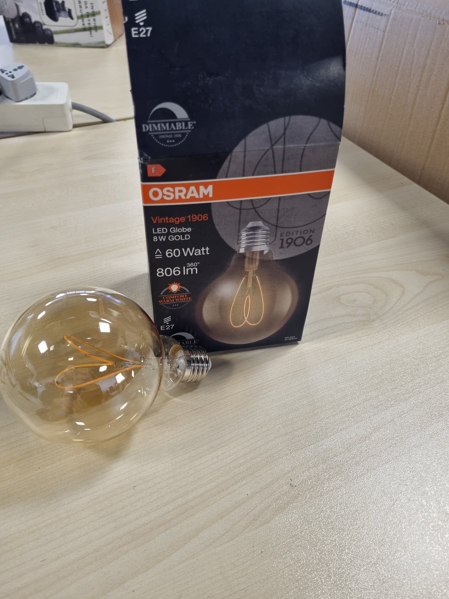 211137 - OSRAM Vintage 1906 Globe - Llambë LED e Ngrohtë e Bardhë, e Errësueshme, Formë Sfere me Filament, 8W, 806 lm, E27, Xham i Ngjyrë Ari, Diametër 95mm, 2200K, Klasa e Energjisë F