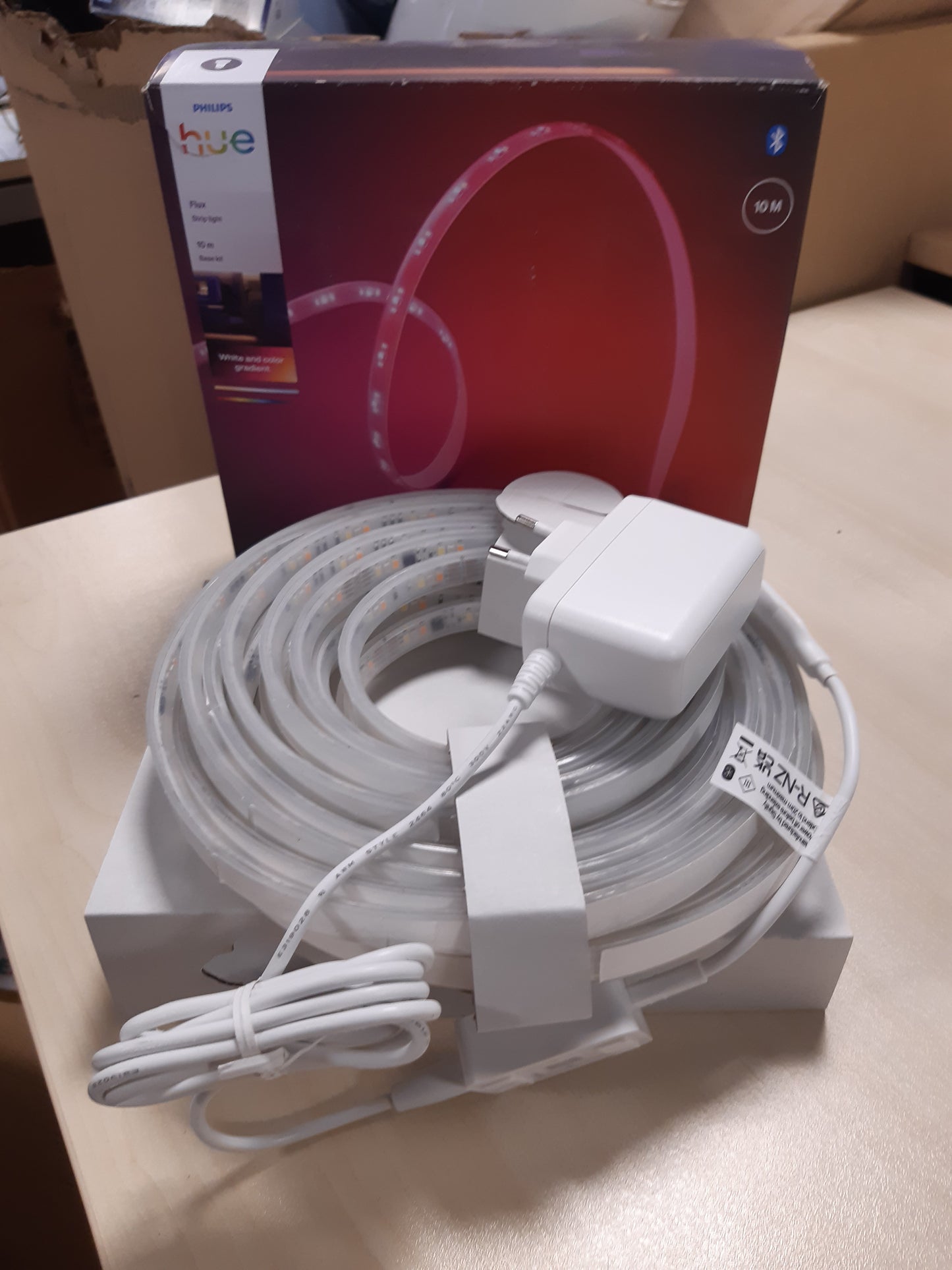 199038 - PHILIPS Hue Flux - Shirit LED, 1200 lm, 10 metra, WACA, Ndriçim Fleksibël i Brendshëm, Ngjyra Chromasync™, RGBWWIC, i Prerë, i Zgjatshëm, i Ripërdorshëm, Kontroll me Zë dhe Aplikacion