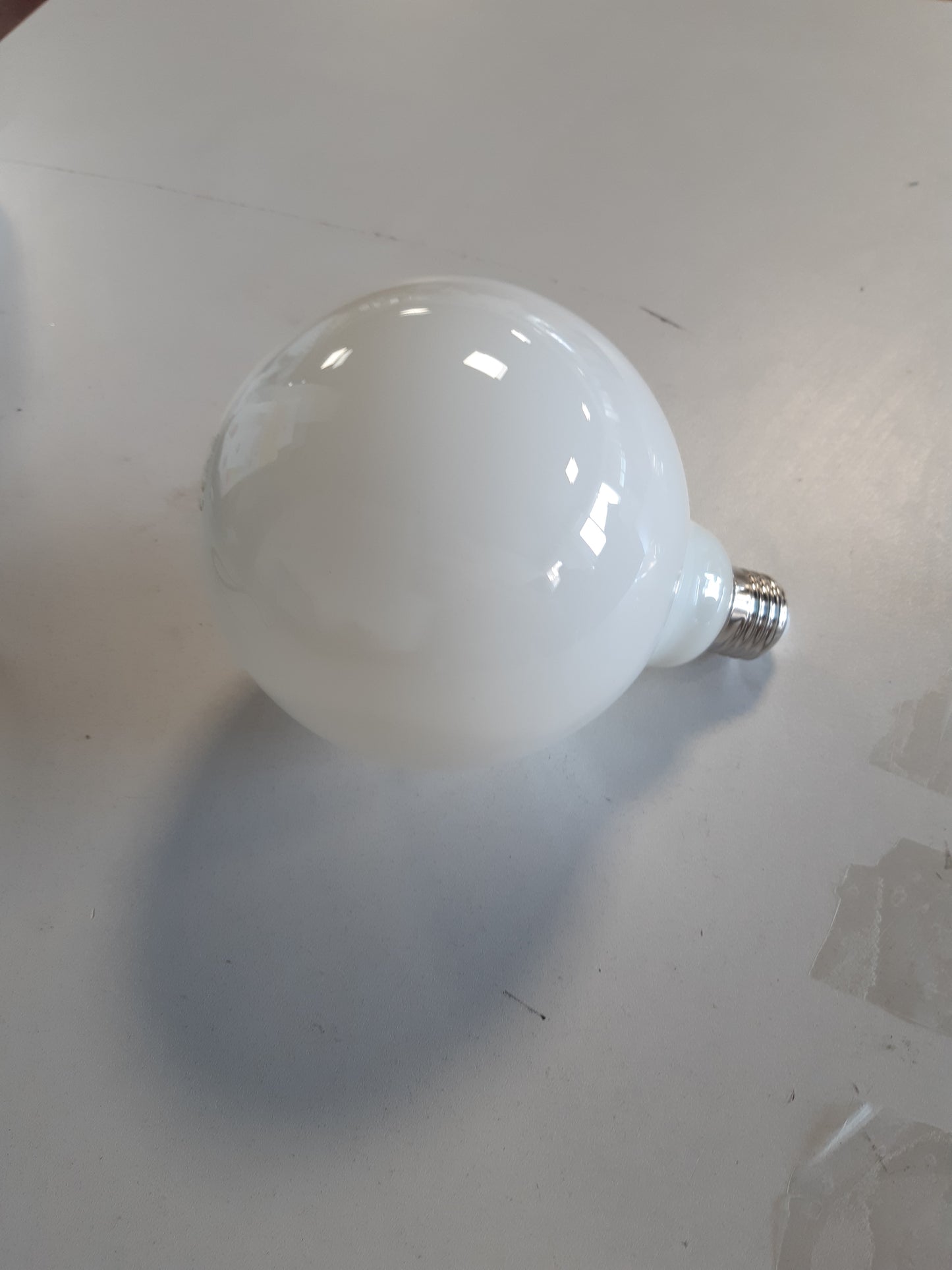 257762 - VELAMP Llambë filament LED me difuzor Opal - Formë globi (G125) - Kapak i madh me vidë (E27) - Fuqi 18W Ekuivalente me 150W - Shkëlqim 2500lm - Temperatura e ngjyrës 4000K