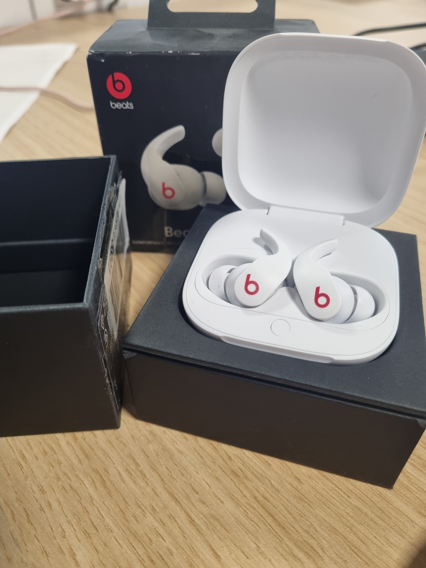 111263 - BEATS Fit Pro - Kufje pa tel, me Anulim Zhurme, Vlerësim IPX4, Pajtueshmëri me Apple dhe Android, Bluetooth Klasës 1, Mikrofon i Integruar - Ngjyra e Bardhë