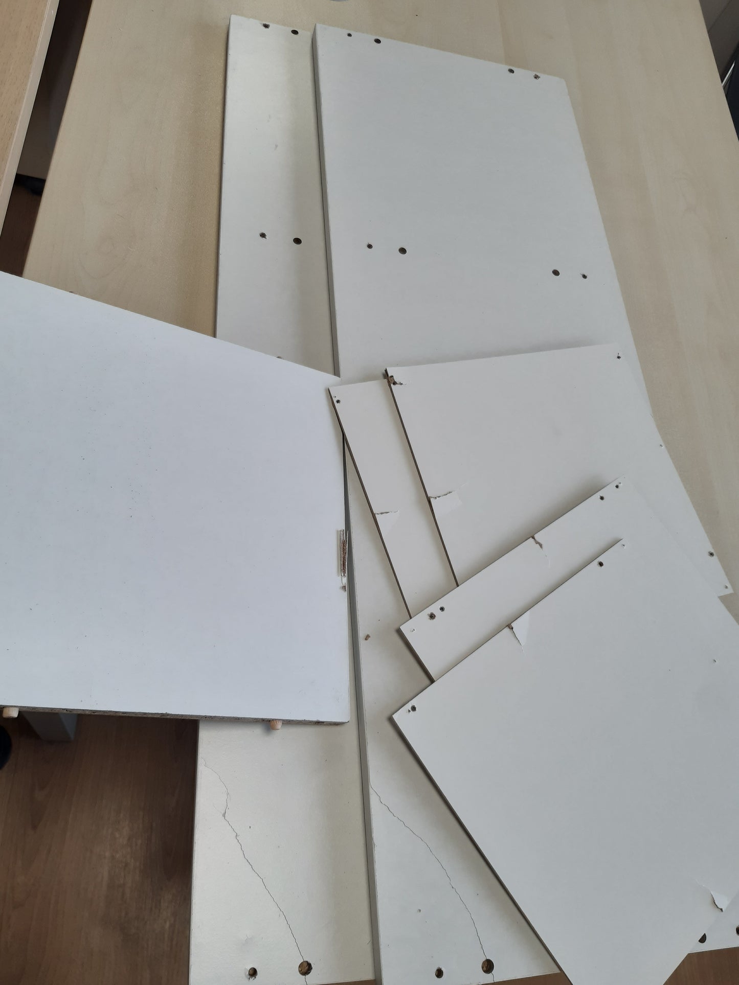265294 - vidaXL Bufe e Bardhë 88×30×65 cm me 4 Sirtarë dhe 2 Dyer