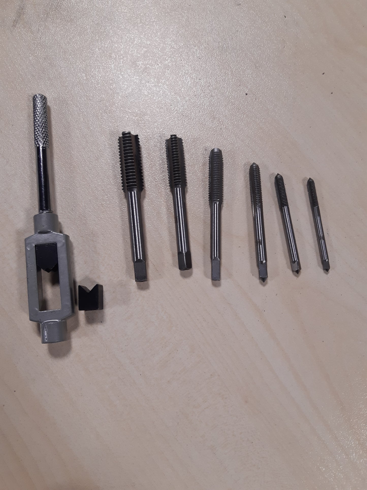 165296 - STANLEY Set Çelësash Rubineti me 8 Pjesë - Fileto Metalike të Rregullueshme, M3/M4/M5/M6/M8/M10/M12 - të përfshira Vidë me Kthesë për Fileto