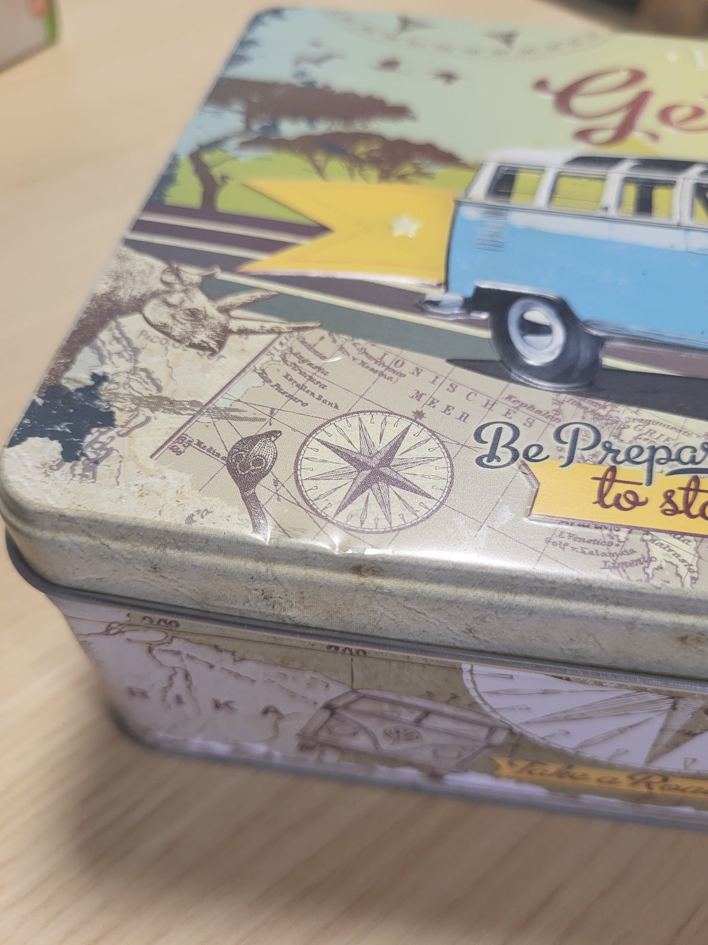 257528 - Kuti Retro Magazinimi me Art Nostalgjik, e Sheshtë, 2.5 l, VW Bulli – Le të Humbemi – Produkt Zyrtar i Licencuar (OLP), Kuti me Kapak, Dekor Punishteje në Dizajn Vintage