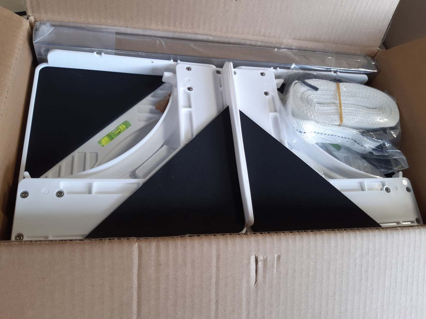 246200 - JHCHU Kit raftesh për lavatriçe dhe tharëse Slimline, i palosshëm, Raft universal për pajisje shtëpiake 45-68 cm, dizajn që kursen hapësirë me rrip me kthesa dhe 4 grepa shumëfunksionalë (i bardhë)