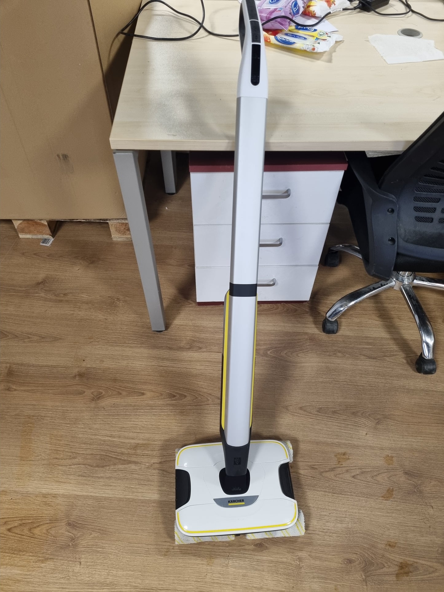 170001 - KÄRCHER Pastrues Dyshemesh të Forta FC 7 pa Tel - Fshesë Elektrike për Dysheme me Kapacitet 135 m², Pastrim i Lehtë me Një Zhurmë 71 dB, Ngjyra e Bardhë