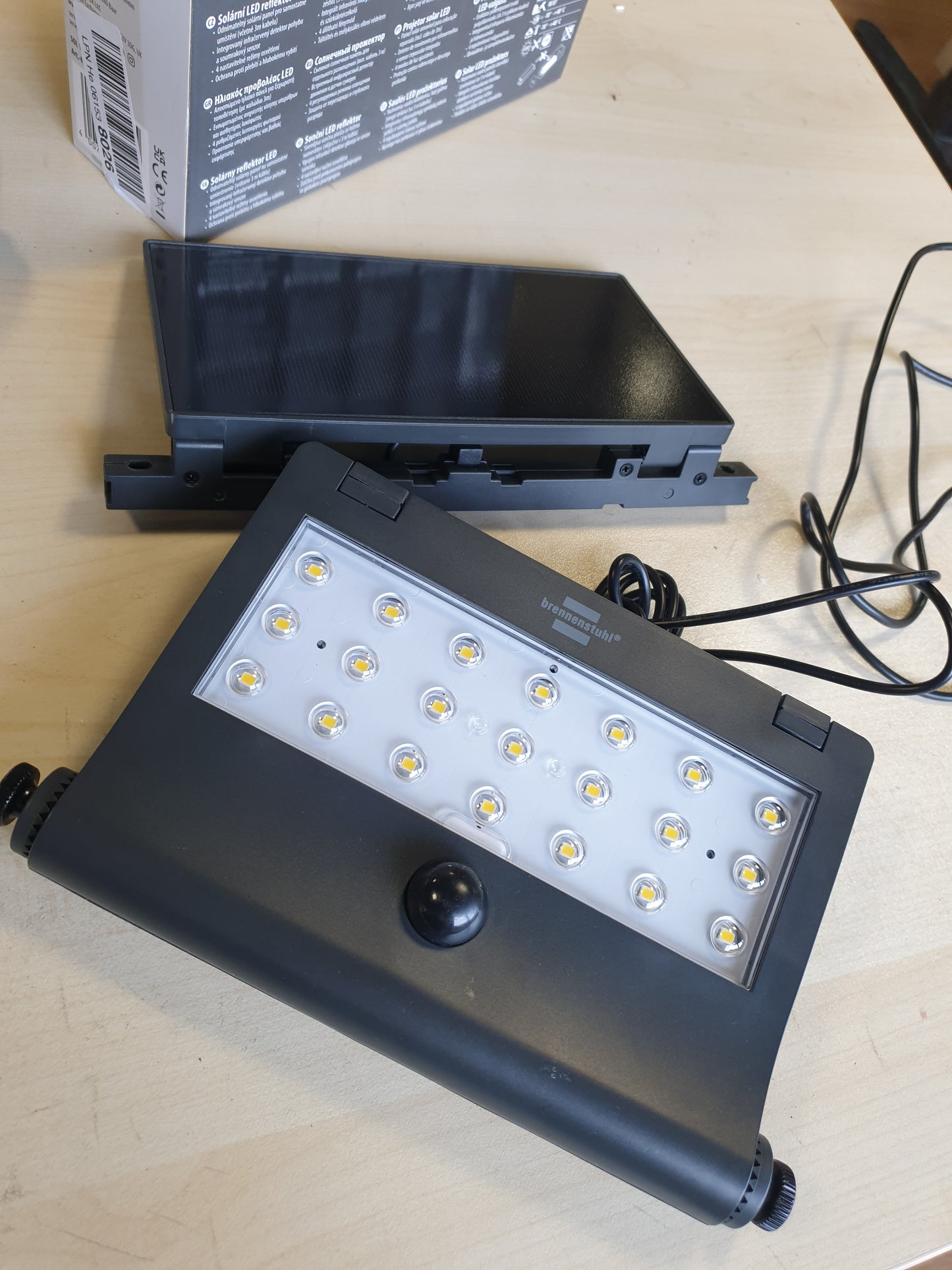 250452 - BRENENSTUHL Dritë Diellore LED SOL 1000, IP65, 1000lm, 4 Modalitete, Sensor Muzgu, Bateri e Përfshirë
