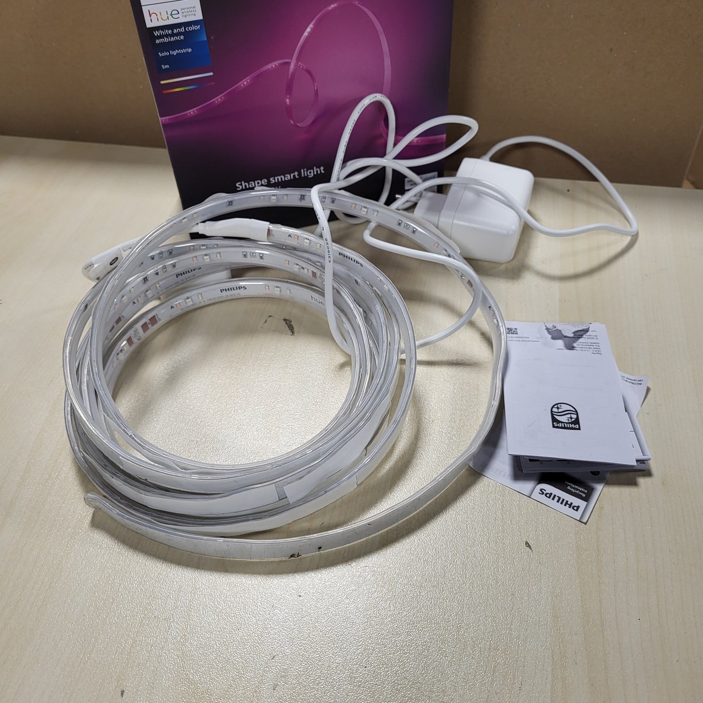 255242 - SET BAZË SHIRITASH NDRIÇIMI LED INTELIGJENTË 5M PHILIPS HUE PËR AMBIENTE TË BRENDSHME, 1 COPË, NDRIÇIM INDIREKT I KONTROLLUESHËM ME APLIKACIONIN HUE, SHIRITI LED FUNKSIONON ME ALEXA, GOOGLE ASSISTANT DHE APPLE HOMEKIT