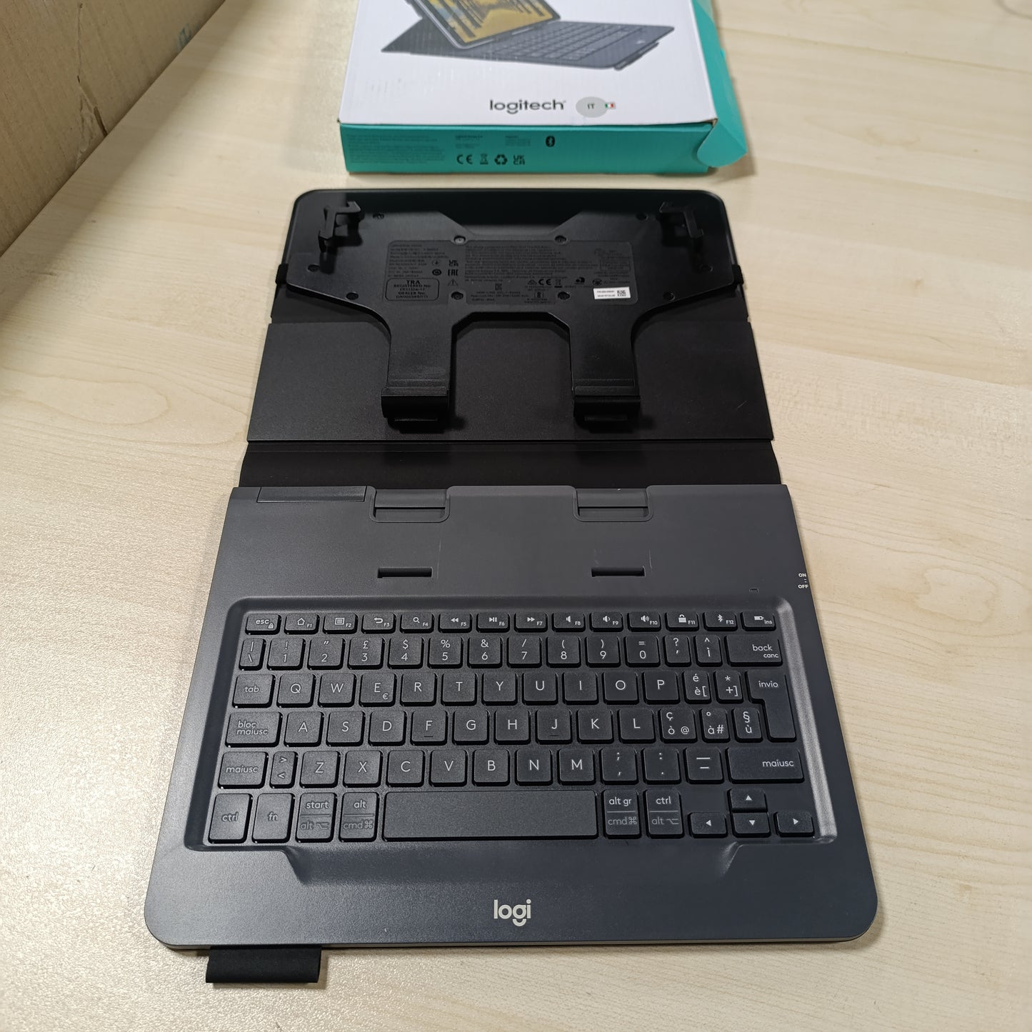 267915 - LOGITECH Kuti për tablet Universal Folio me tastierë pa tel, Bluetooth, jetëgjatësi baterie 2-vjeçare, për tableta 9 dhe 10 inç, sistem operativ Apple, Android dhe Windows, paraqitje QWERTY italiane - e zezë