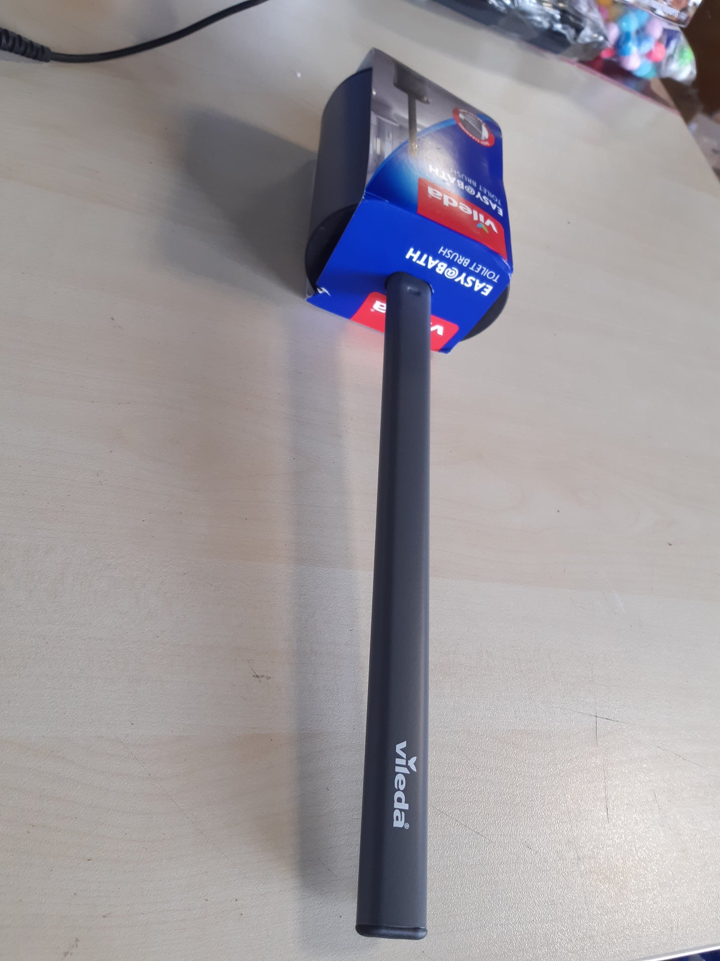 197138 - VILEDA Furçë tualeti prej silikoni dhe çeliku inox me kokë fleksibile dhe zona pastrimi 2 në 1 - higjienike, tharje e shpejtë, e qëndrueshme.