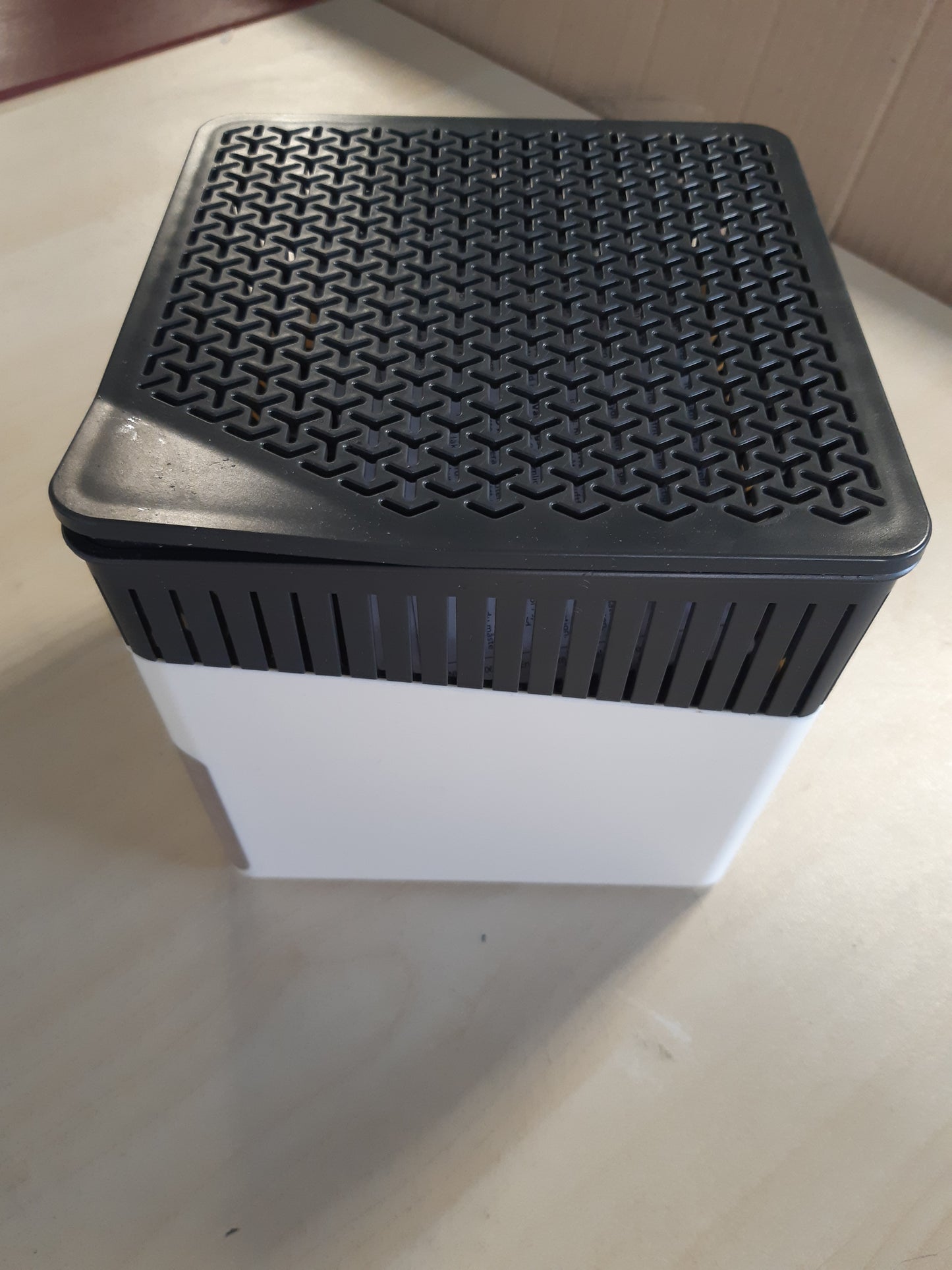 223489 - WENKO | Tharëse Lagështie Mod Cube | 1000 g | Për dhoma deri në 80 m³ | Parandalon mykun dhe aromat e këqija | Pa energji elektrike | E qetë | E rikarikueshme | E bardhë
