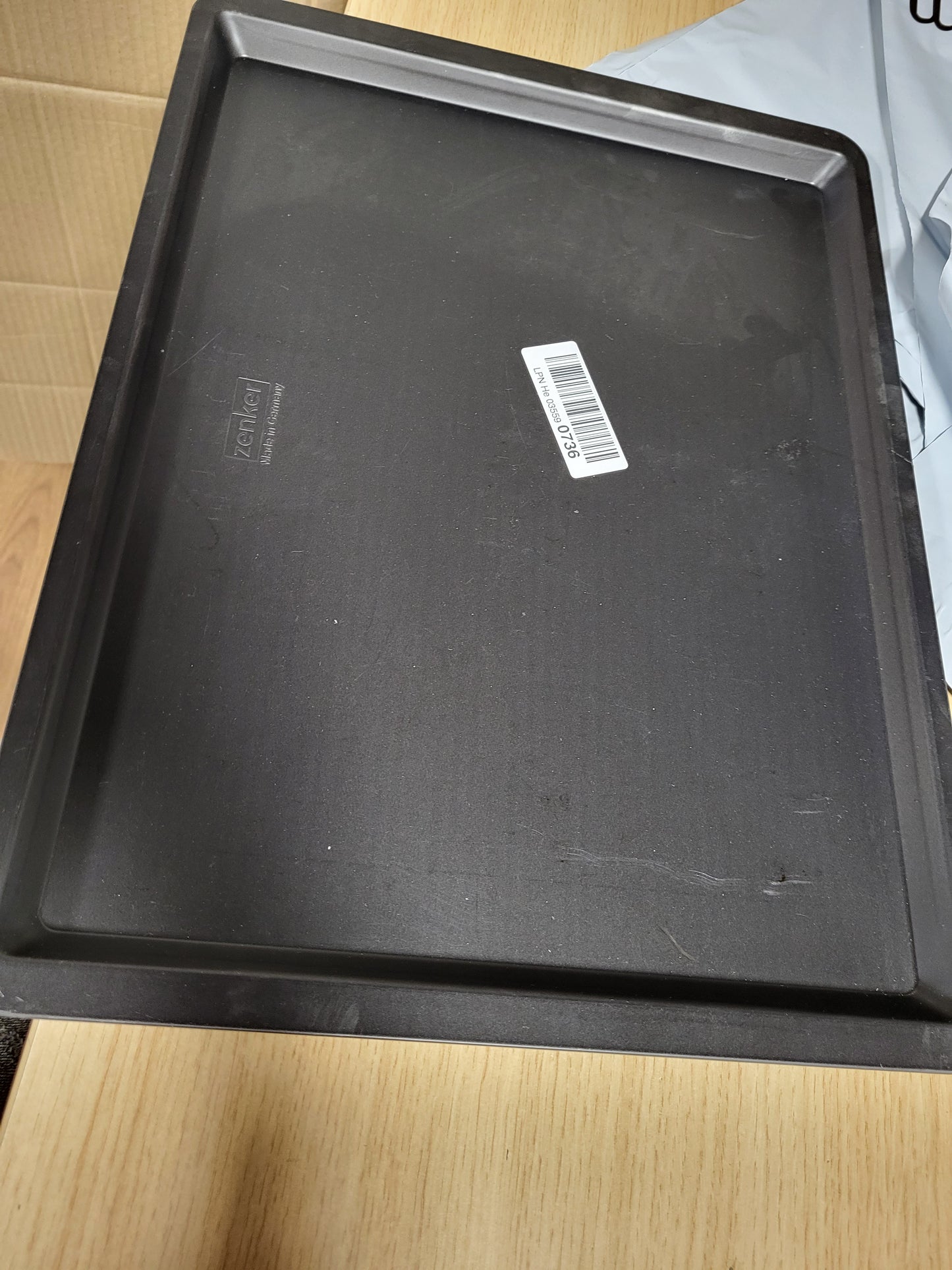 228690 - ZENKER Tepsi pjekjeje dhe biskotash me ngjyrë të zezë metalike – Rezistent ndaj nxehtësisë deri në 230°C, 42 x 32 x 0.5 cm
