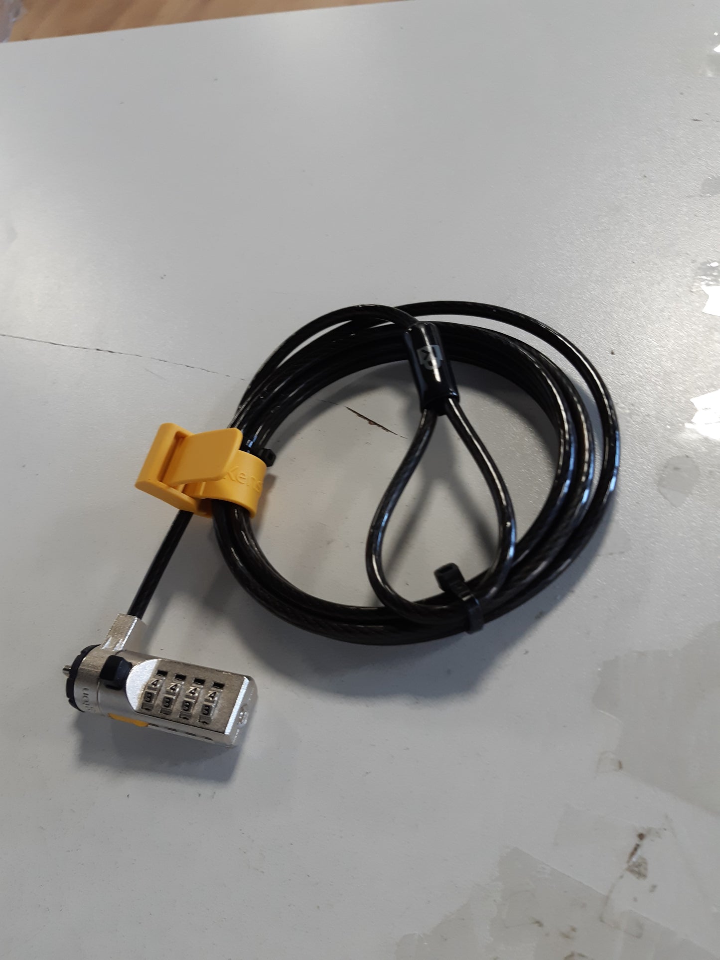 266458 - KENSINGTON Kabllo për kyçje me kombinim për laptopë dhe pajisje të tjera, K64673AM