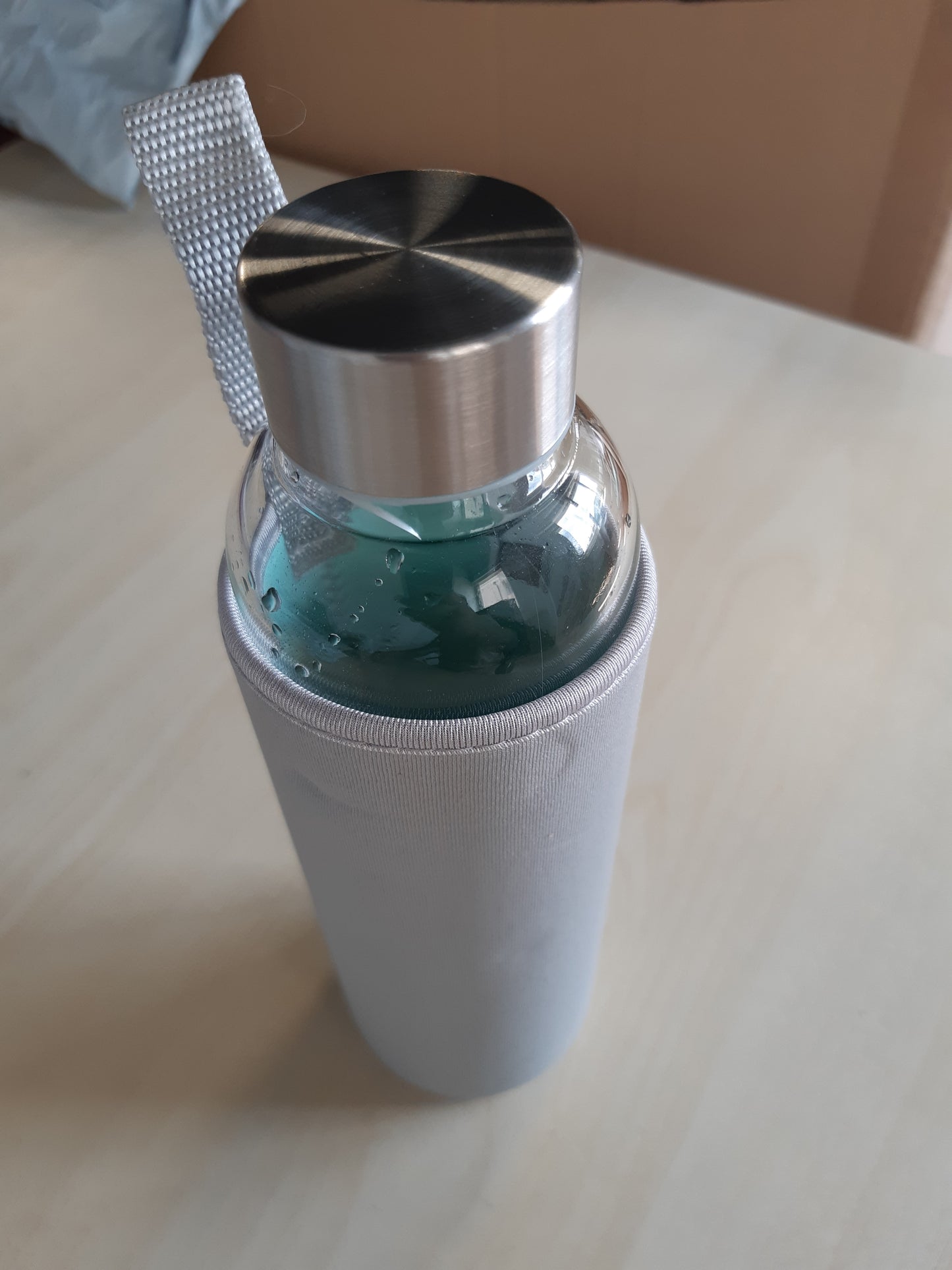 258050 - MORITZ & MORITZ Shishe uji prej qelqi, 500 ml, e përshtatshme për pije të gazuara, me mbulesë mbrojtëse neopreni