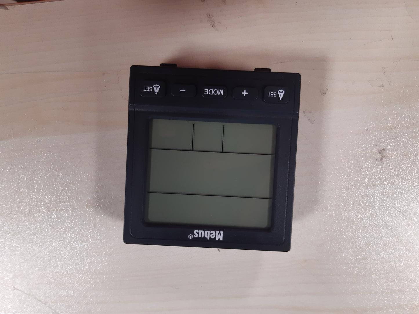 223518 - MEBUS ORË DIXHITALE ME ALARM RADIOJE ME TERMOMETËR, DY ORARE ALARMI, FUNKSION SHTYRJE, RREGULLIM AUTOMATIK I KOHËS SË VERËS/DIMRIT, NGJYRA: E ZEZË, MODEL: 25581
