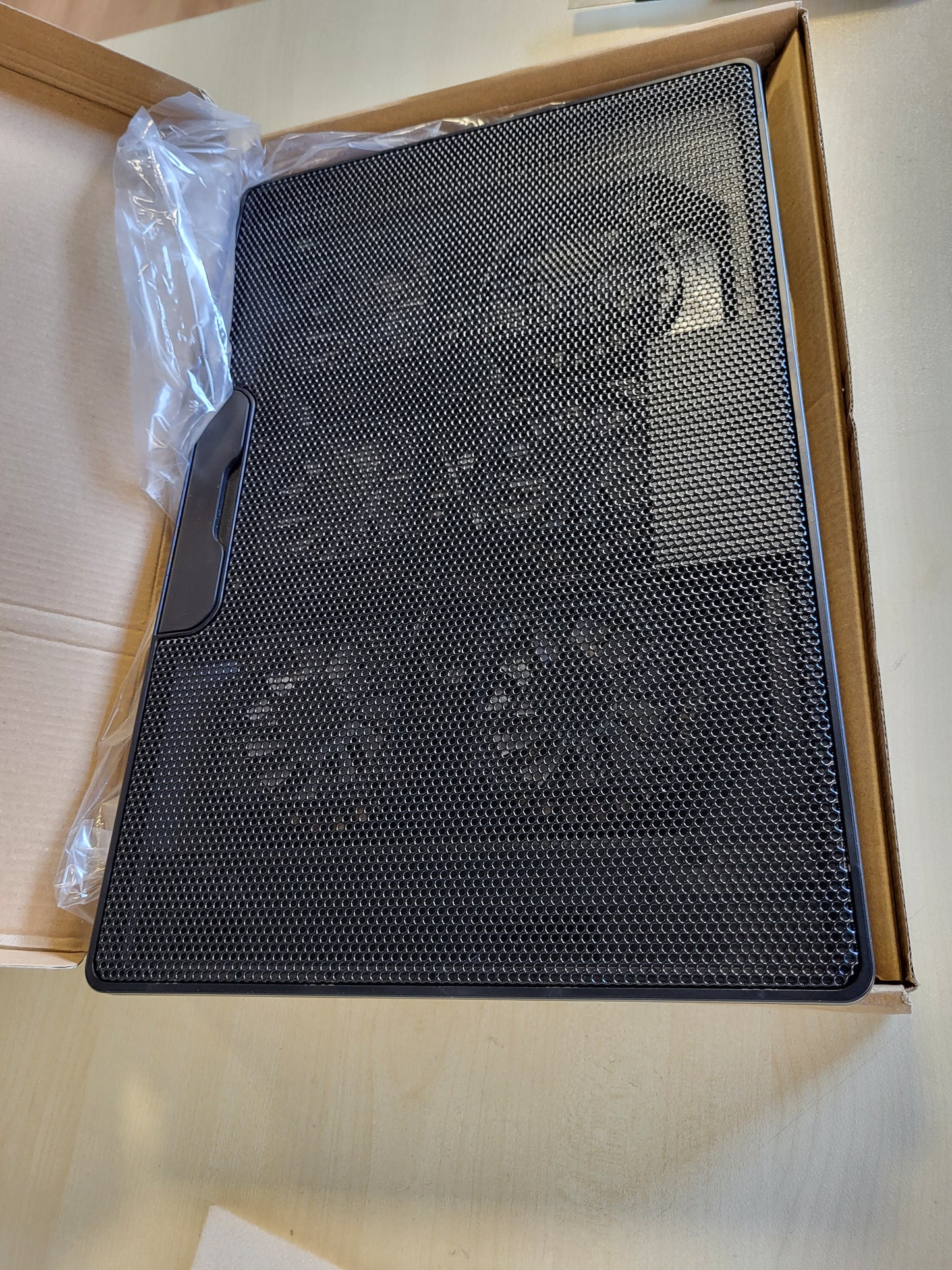 268759 - Amazon Basics - Mbështetëse për Laptop me 6 Ventilatorë të Qetë, për Laptopë 12-17 inç, me Porta USB-A dhe USB-C, e Rregullueshme në Lartësi