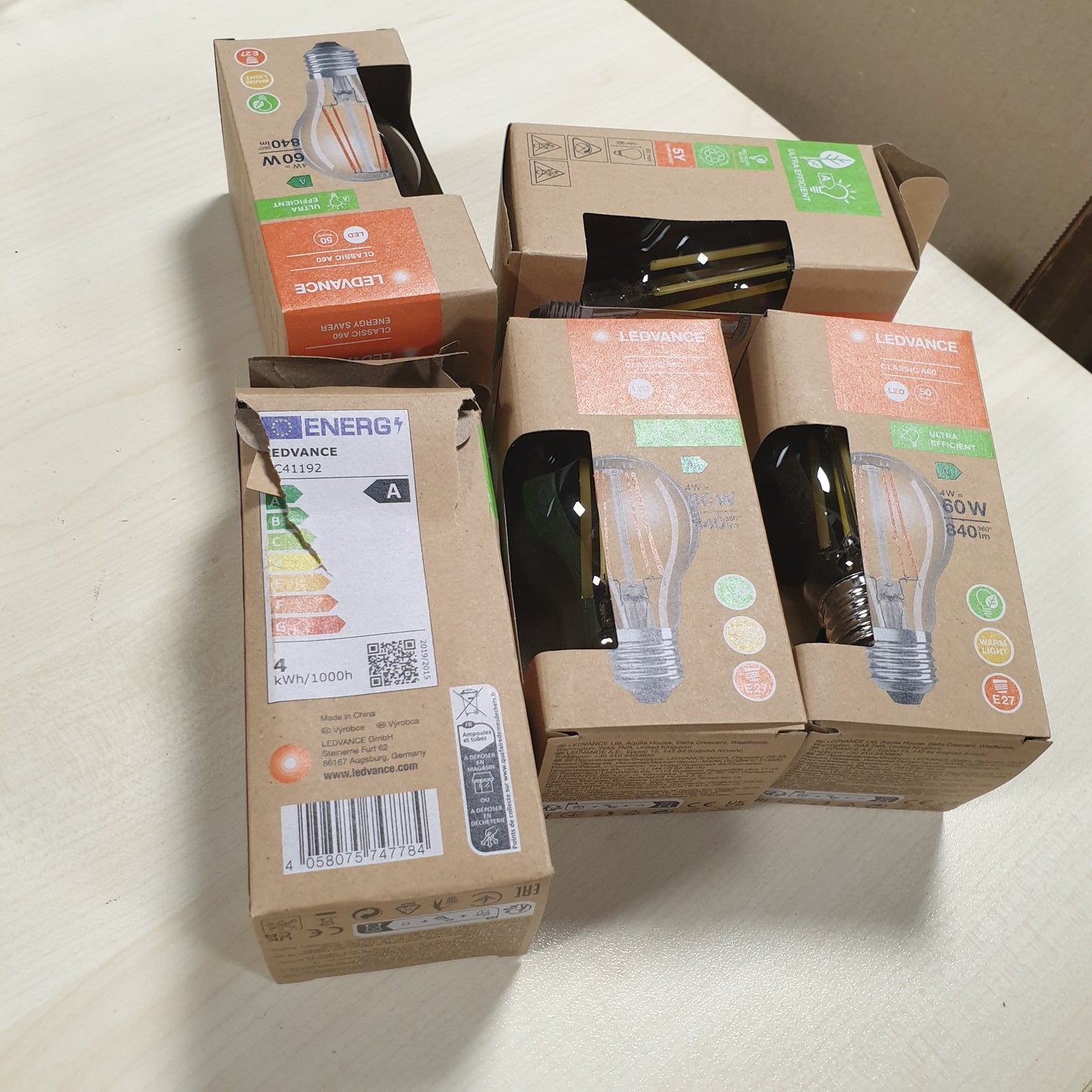 250251 - LEDVANCE Llambë LED për kursimin e energjisë, llambë filamenti e bërë nga qelqi me bazë E27, e bardhë e ngrohtë (3000K), 4 vat, zëvendëson llambat konvencionale 60W, veçanërisht me efikasitet të lartë energjie dhe kursim energjie