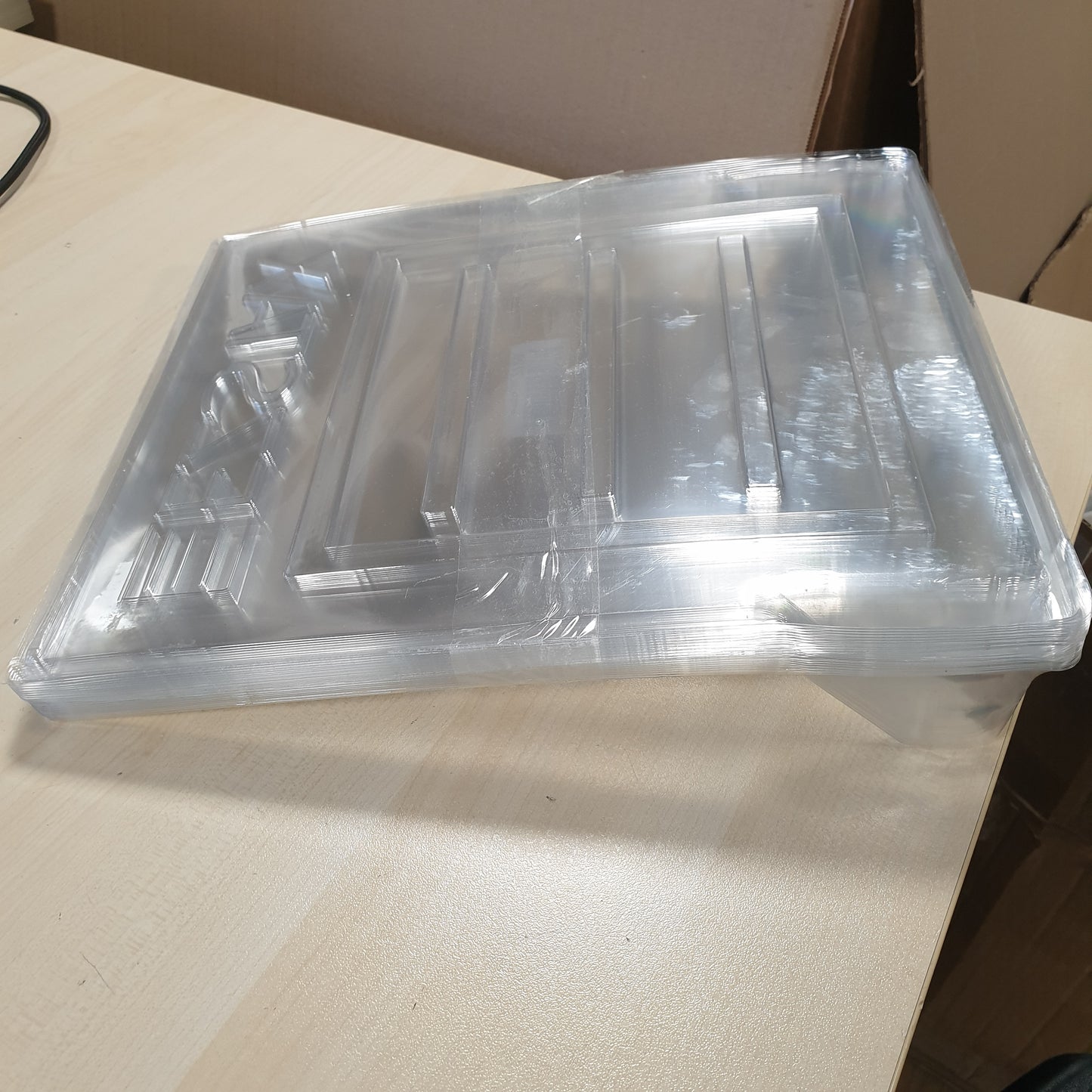 251414 - Organizues dollapi plastik transparent, pako me 20 njësi, mbajtëse bluzash për dollap kompakt dhe rezistent