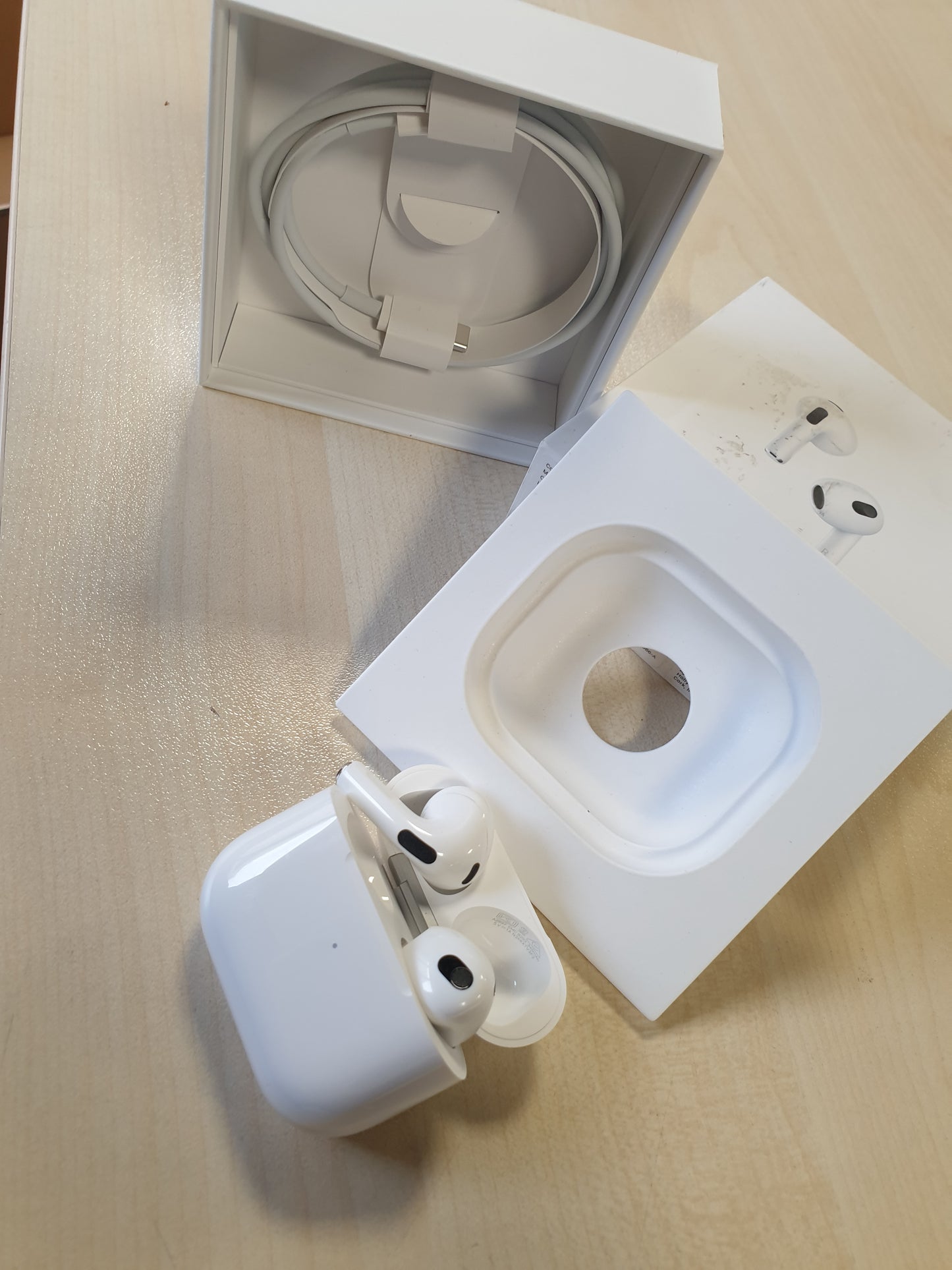 127228 - APPLE AirPods, Elektronikë, të Bardha, Bluetooth 5.0, Madhësi Unike