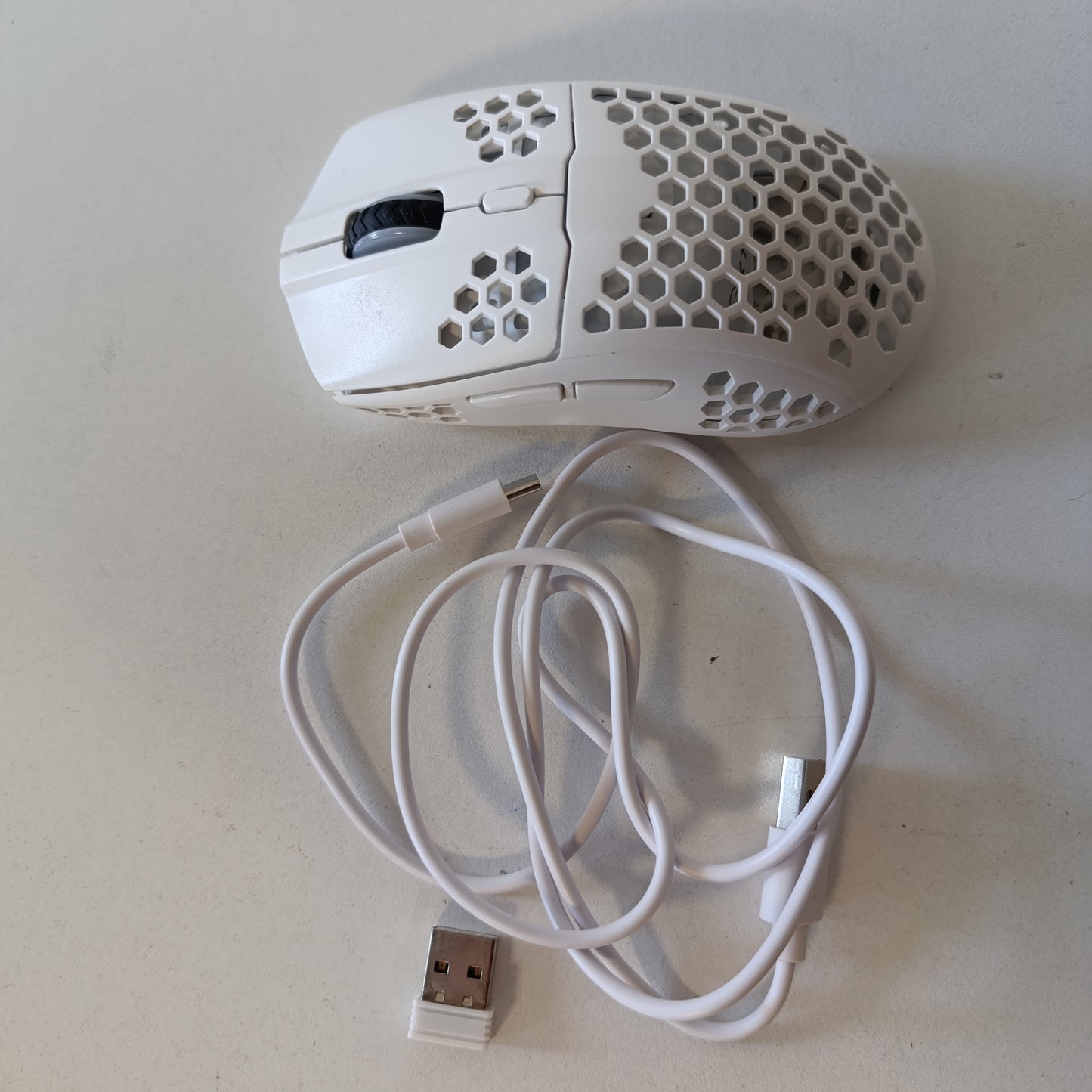 266692 - TRUST Maus lojërash pa tel Trust Gaming GXT 929W Helox Ultralight 75g, jetëgjatësi baterie 80 orë, marrës mikro-USB 2.4 GHz, DPI i rregullueshëm 800-4800, maus lojërash LED i rikarikueshëm për PC/kompjuter - i bardhë