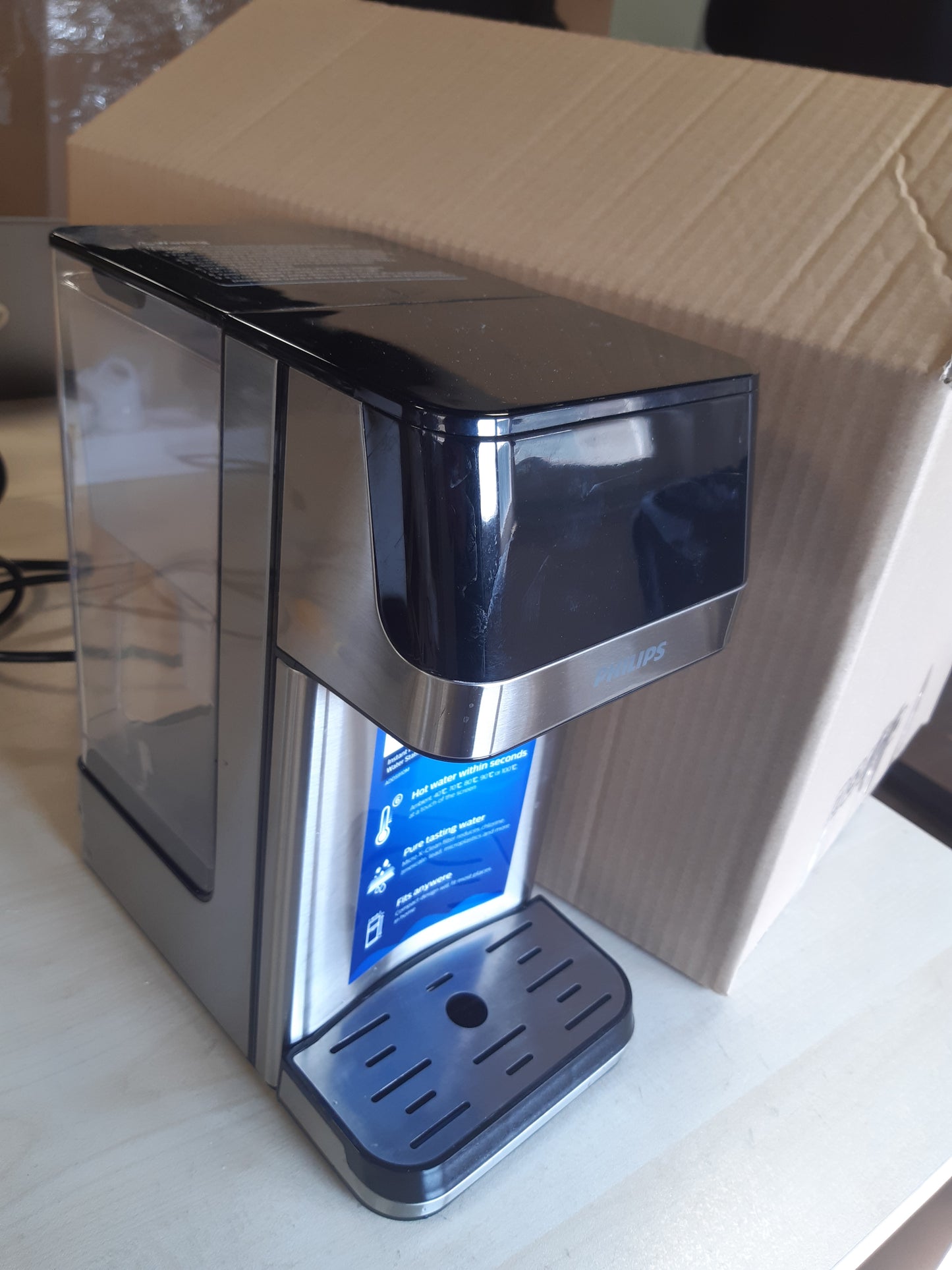 195054 - PHILIPS Dispensator për Stacionin e Ujit me Ujë të Nxehtë të Filtruar, 6 Paracaktime Temperature, Ekran me Prekje, Zvogëlon Klorin, Gëlqeren, Metalet e Rënda, Mikroplastikat dhe PFOA-në, Kapacitet 2.2 L