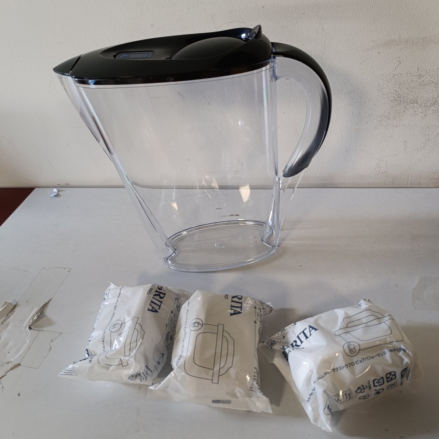 222109 - BRITA Marella Enë filtri uji grafiti (2.4L) përfshirë 3 fishekë filtri MAXTRA PRO - zvogëlon PFAS, gëlqeren, klorin, papastërtitë dhe metalet - tregues kohe