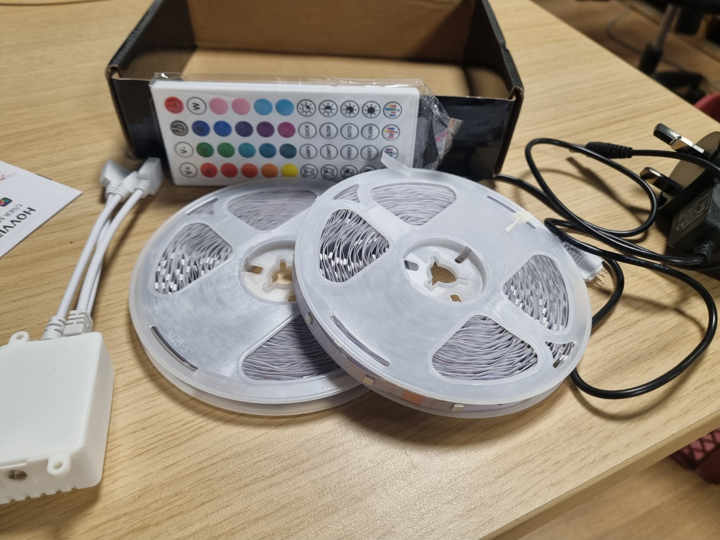 206223 - HOVVIDA Shirit Dritash LED 30M, 30 LED/Metër, 900 LED, 2x15M, 24V, me Aplikacion dhe Telekomandë, Modalitet Muzike dhe Kohëmatësi, Përshtatshëm për Ambientet si Dhomë Gjumi, Dhomë Ndenjeje, Kuzhinë, Organizime Festash