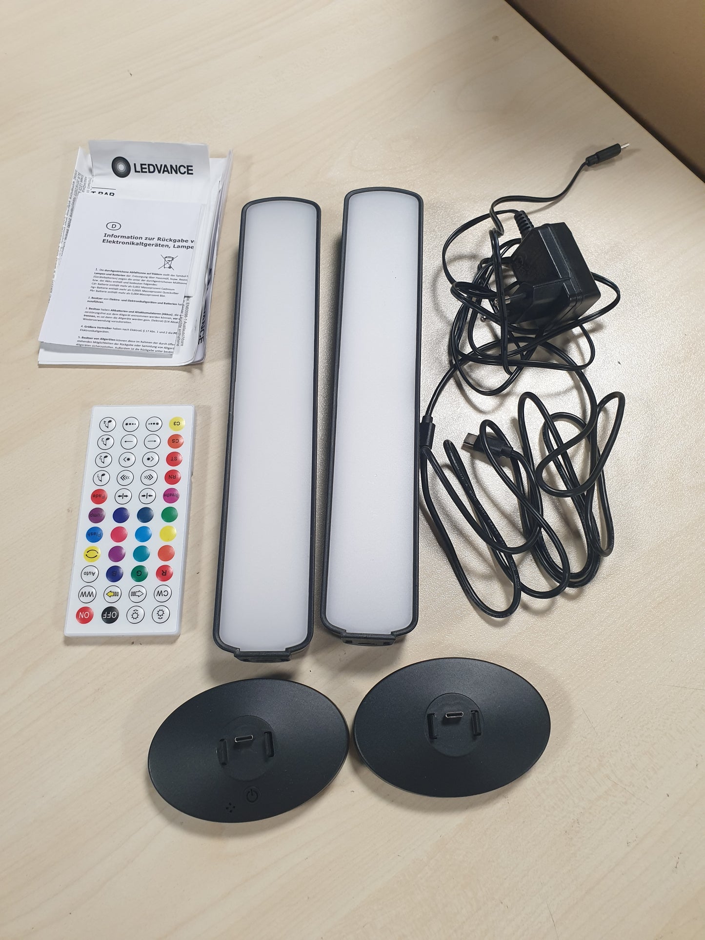 226140 - LEDVANCE Llambë dyshemeje SMART+ WIFI LED, e vogël, e zezë, 2x 2.5W, 2x 480lm, dritë e bardhë dhe me ngjyra e rregullueshme, 2700-6500K, jetëgjatësi e gjatë, kontrollueshme nga aplikacioni
