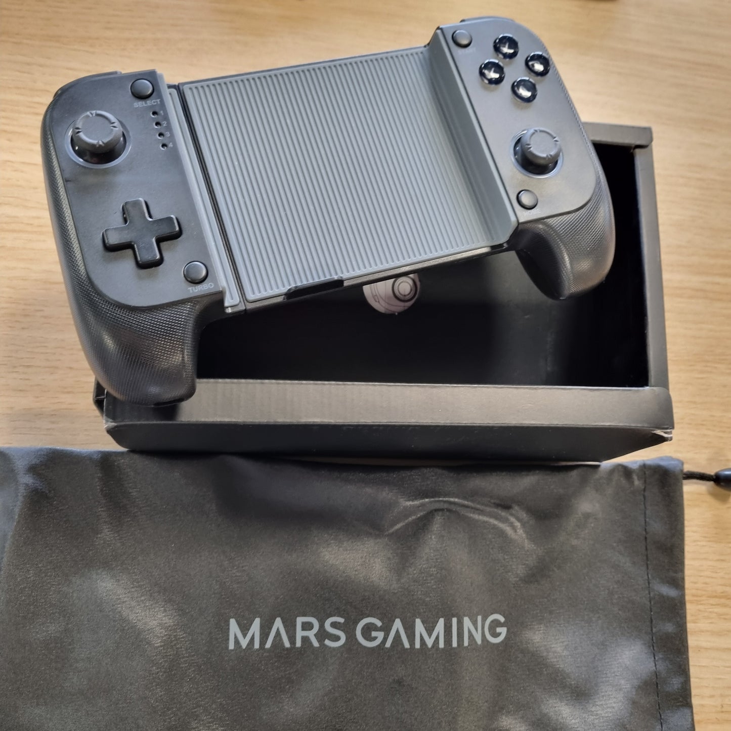 268284 - MARS GAMING Gamepad Bluetooth 5.0 MGPX, 2-në-1, RGB Neon, funksion i dyfishtë vibrimi dhe turbo, mbështetje për smartphone deri në 6.8", USB-C, çantë mbajtëse, e zezë