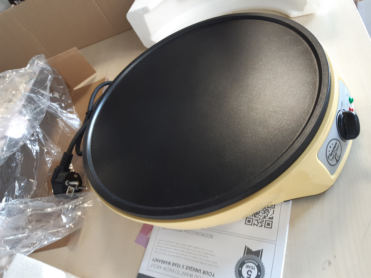 162461 - BESTRON - Makinë për Krepa në Dizajn Retro 30cm, me Shpërndarës Brumi dhe Kthyes Krepash, Shtresë Jo-ngjitëse, Fuqi 1000Vat, Ngjyra e Verdhe