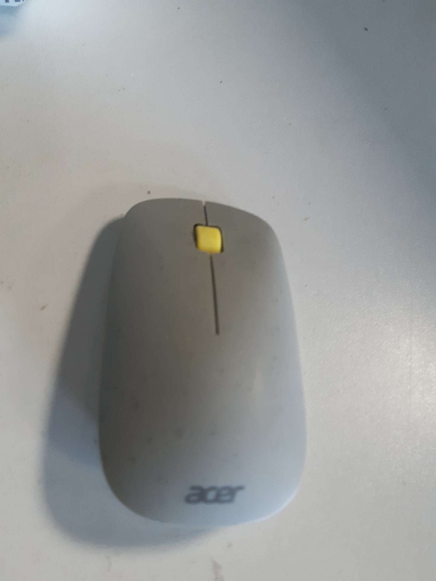 268733 - Acer Maus Vero, Maus pa tel, Rreze pa tel 2.4 GHz deri në 10 metra, deri në 4200 DPI, Maus ergonomik, i bërë me 30% plastikë të ricikluar, Rrotë lëvizëse e heshtur, Gri