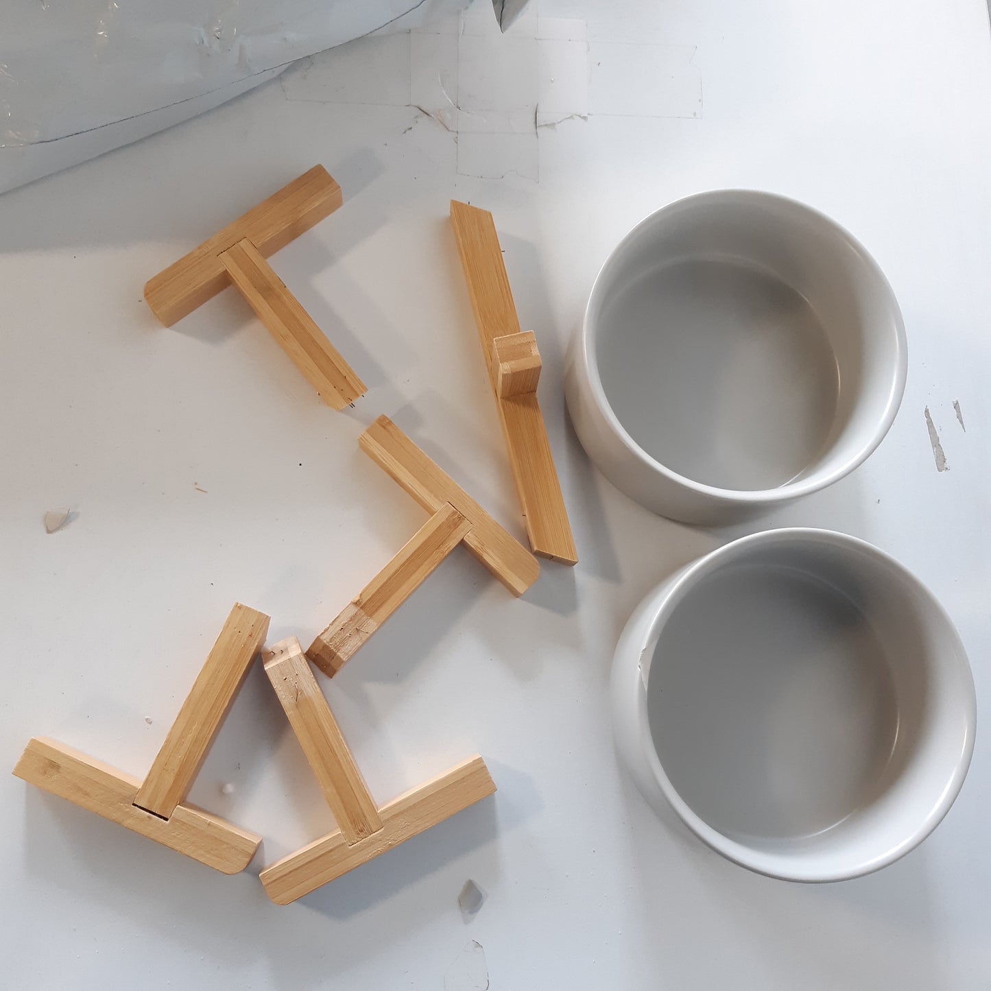 246713 - CNWINU - Set tasash për qen, Tas i ngritur 15.5 cm, Tas qeramik 2 x 850 ml (Gri)