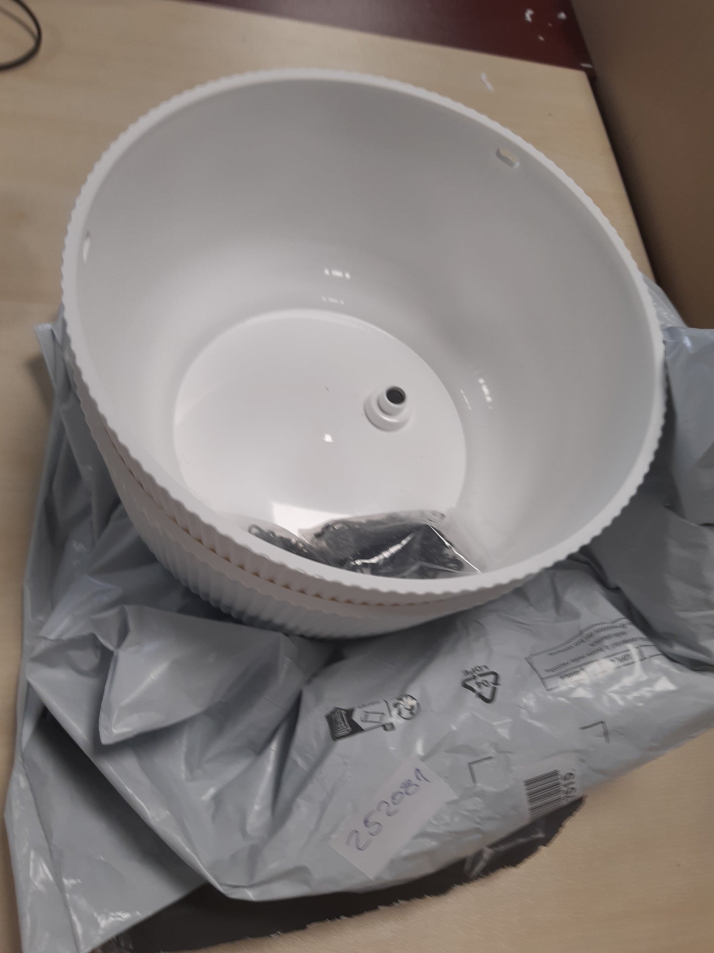 252081 - T4U Vazo plastike e varur Φ25cm, Set prej 2 copësh, Vazo e varur me zinxhirë, Sistem ujitjeje për kopsht, e bardhë