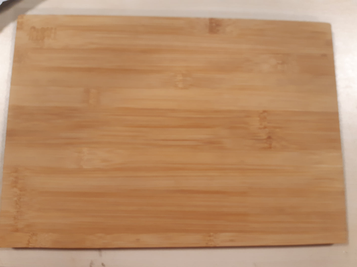 224785 - Dërrasë prerëse prej bambuje 35.5x25x1.2cm, ideale për prerjen e bukës, frutave, perimeve, e fortë dhe elegante