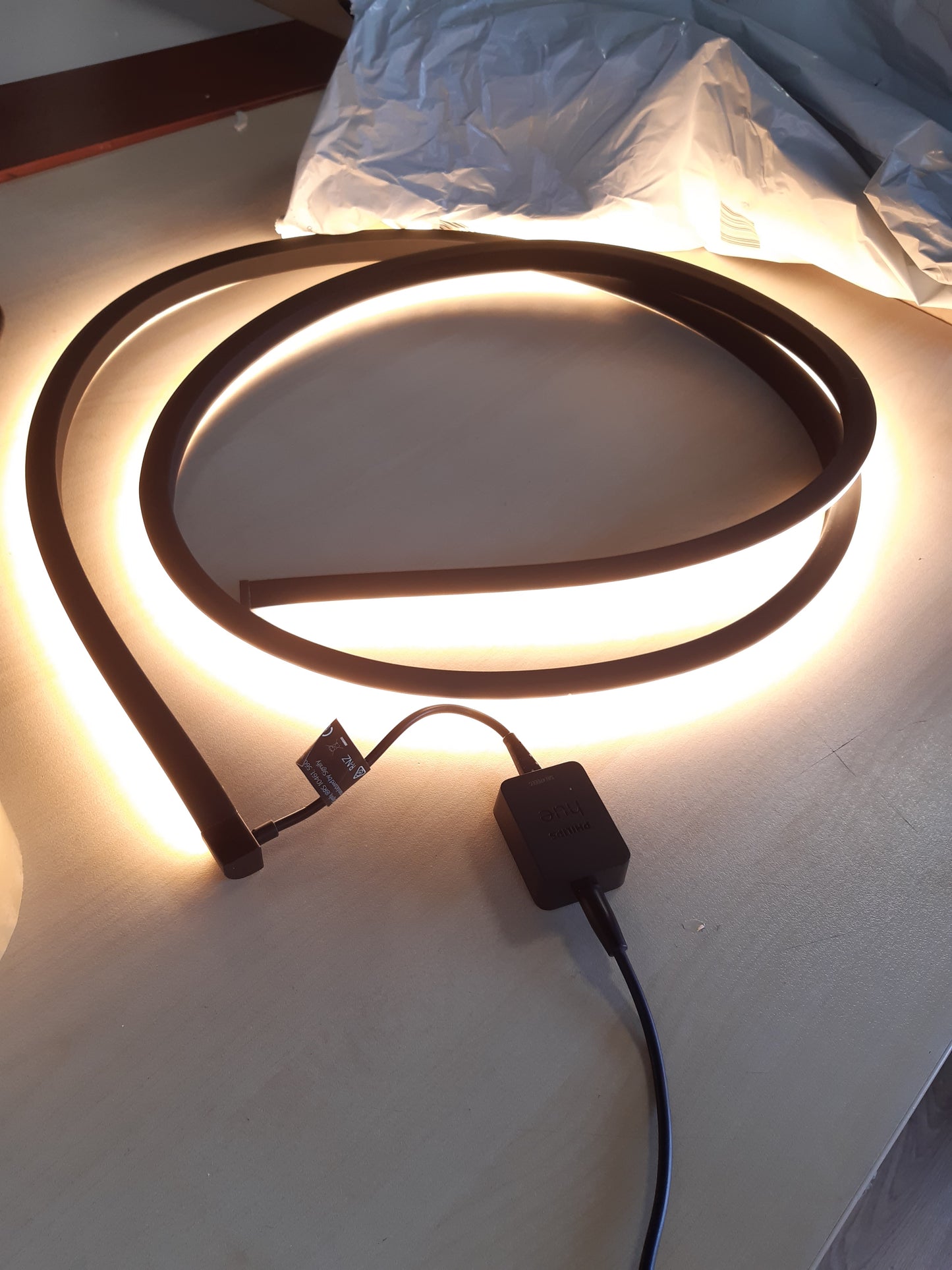 183004 - PHILIPS Hue Lightstrip Play Gradient për televizorë 65 inç, Shirit LED i sinkronizuar me ekranin, Pajtueshëm me Alexa, Google Assistant dhe Apple HomeKit