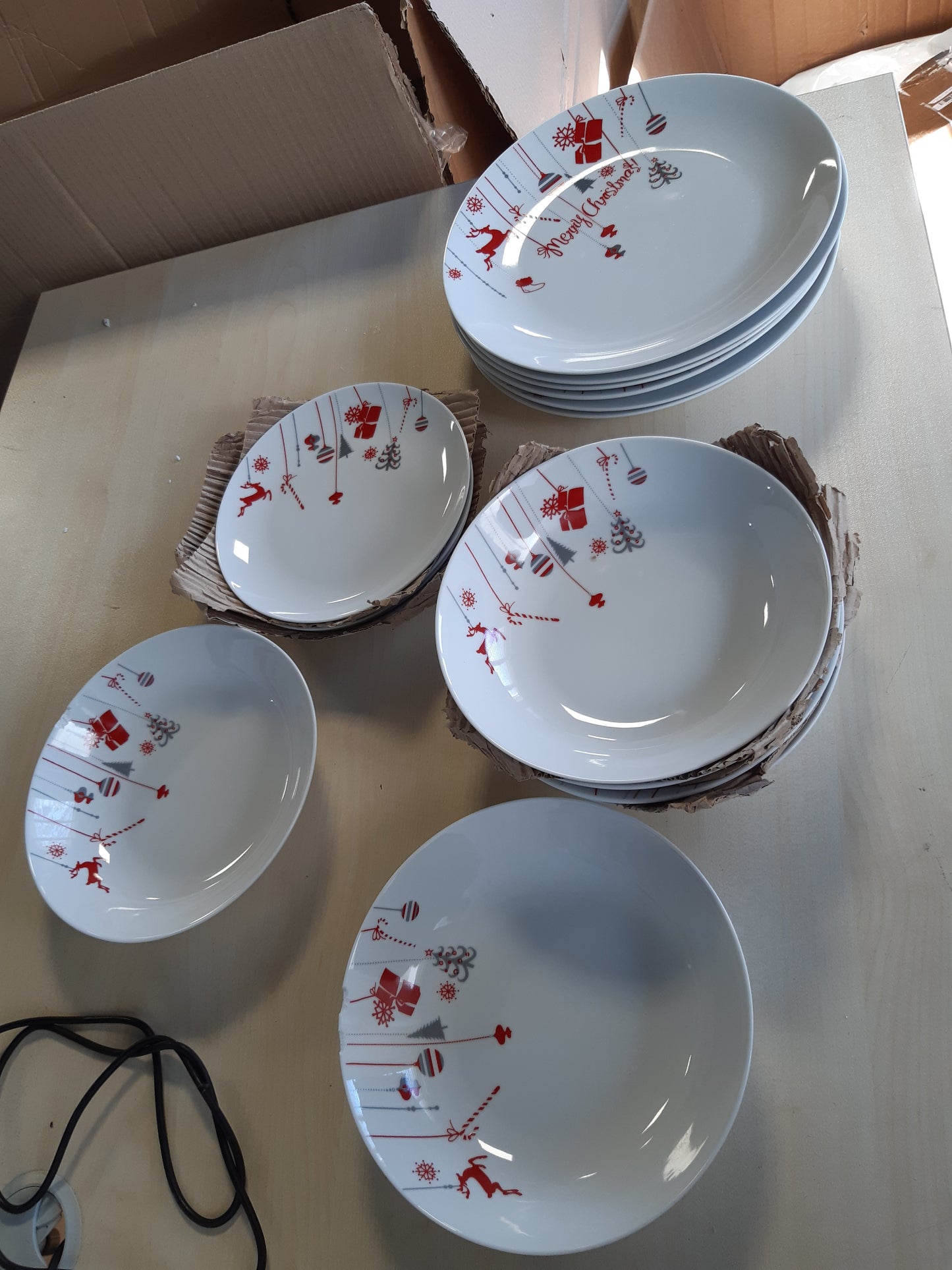 170099 - EXCELSA Set Enësh Darke të Bardha për Krishtlindje me Motiv të Kuq Kineze, 18 Copë