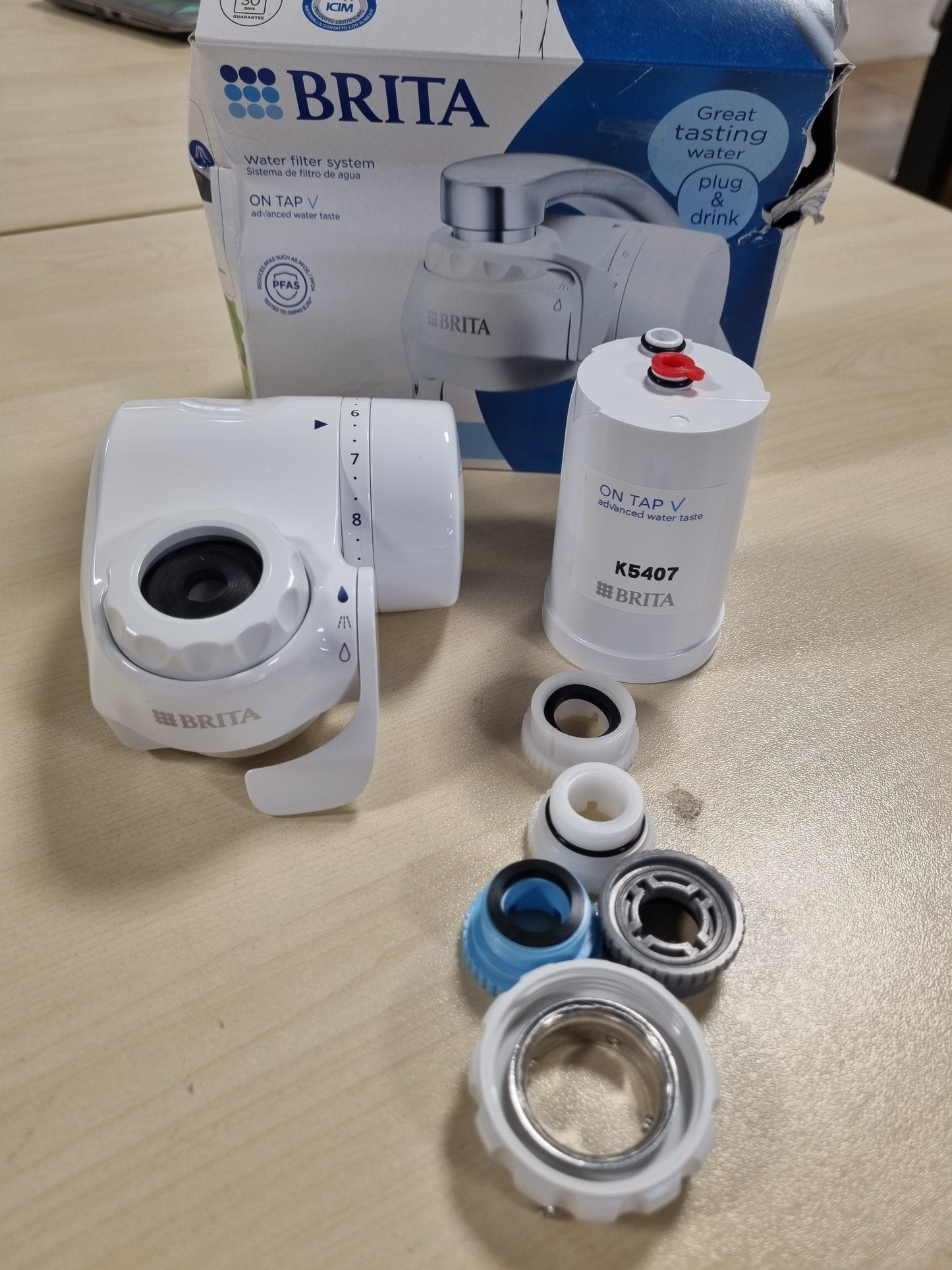 221563 - BRITA - Sistemi i Filtrimit të Ujit ON TAP V, përfshin 1 fishek, zvogëlon mikropjesëzat, PFAS-të, metalet dhe substancat që ndikojnë në shije